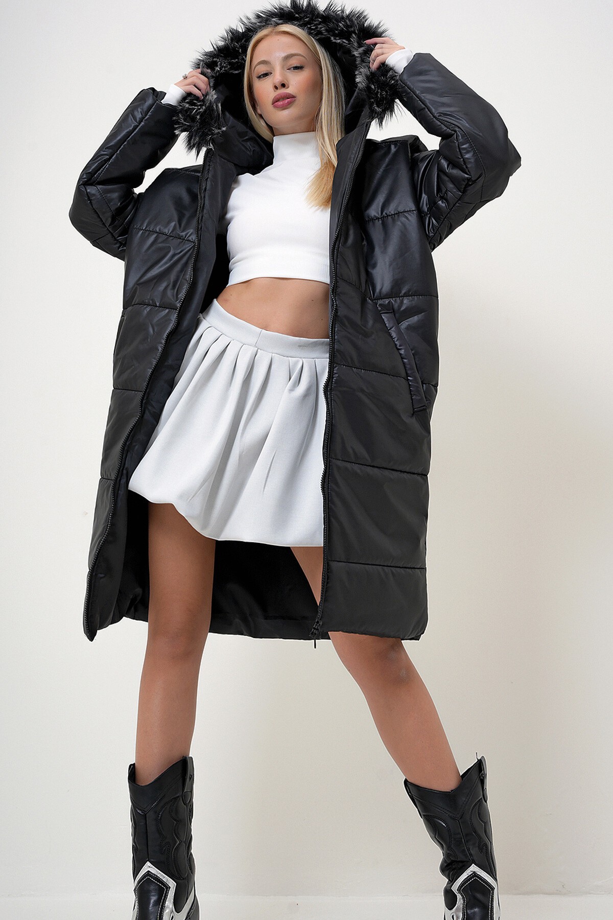 Siyah Fileto Cepli Şapkası Kürklü Uzun Şişme Kaban