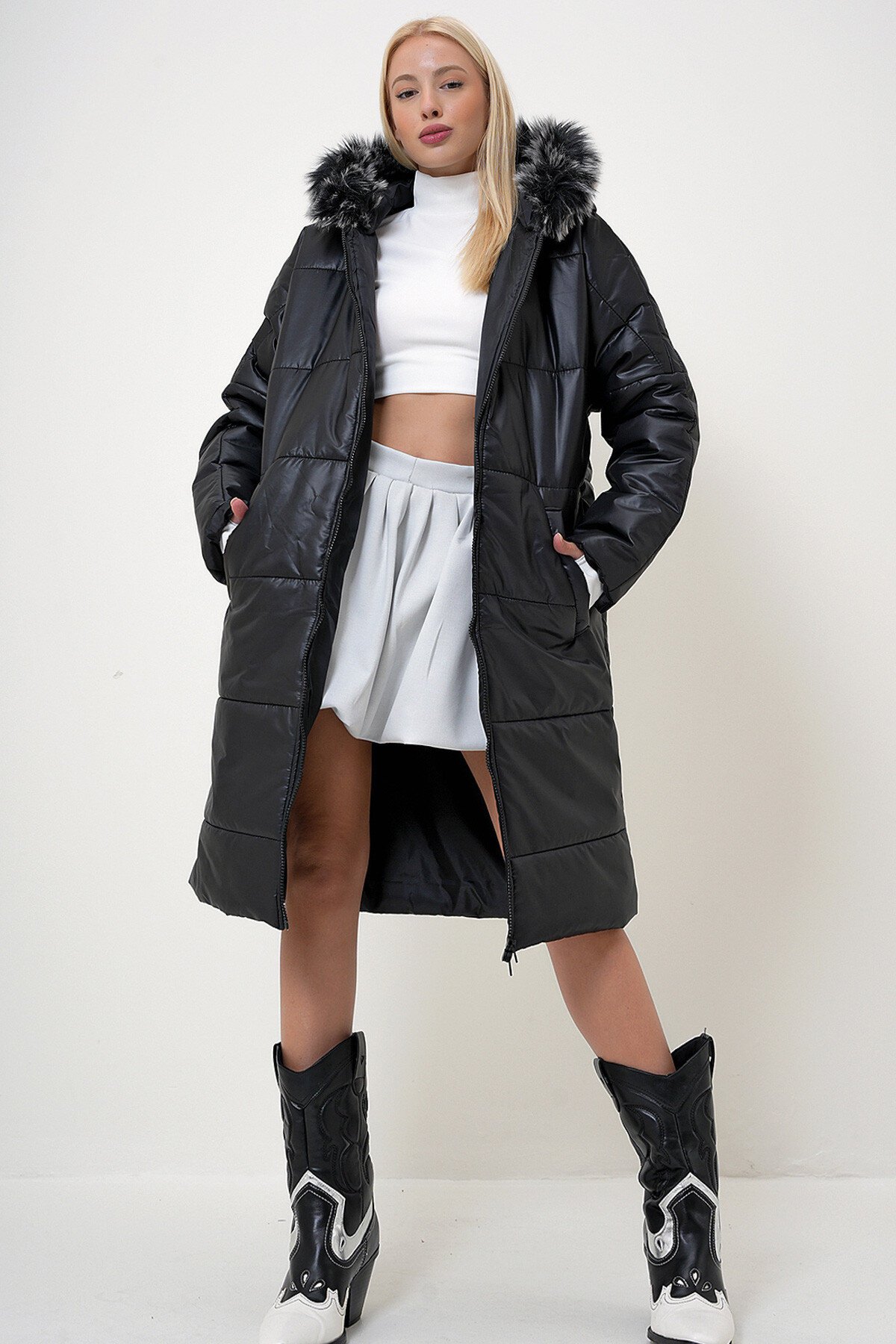 Siyah Fileto Cepli Şapkası Kürklü Uzun Şişme Kaban