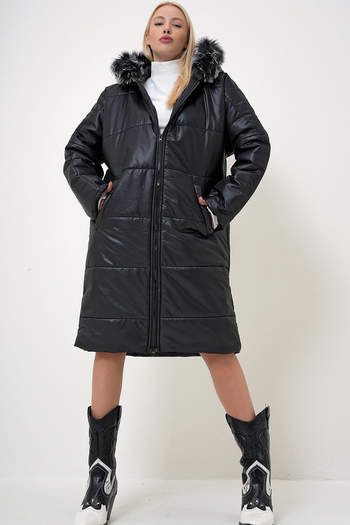 Siyah Fileto Cepli Şapkası Kürklü Uzun Şişme Kaban