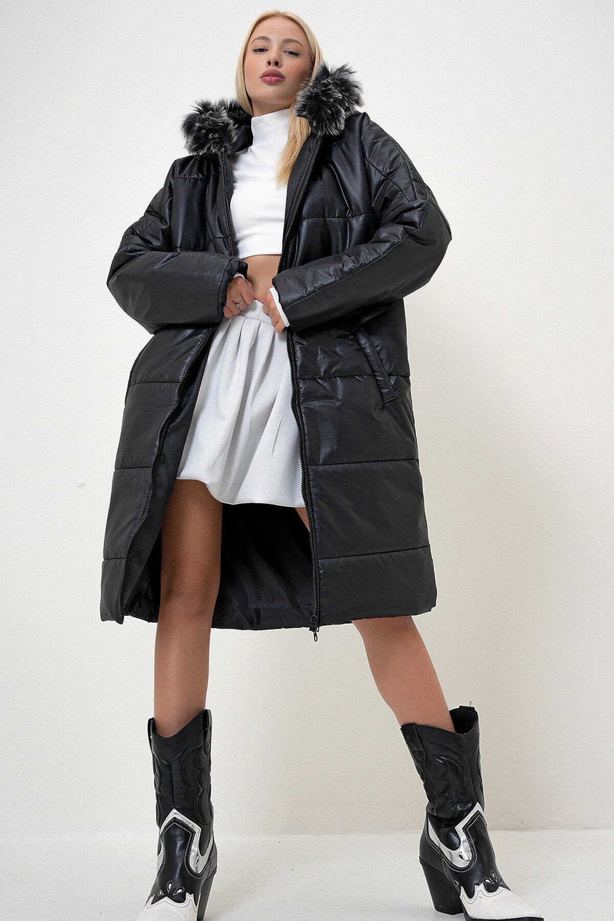 Siyah Fileto Cepli Şapkası Kürklü Uzun Şişme Kaban