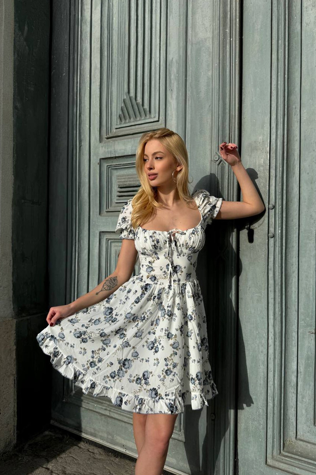 Siyah Fırfır Detaylı Kare Yaka Çiçek Desenli Mini Elbise