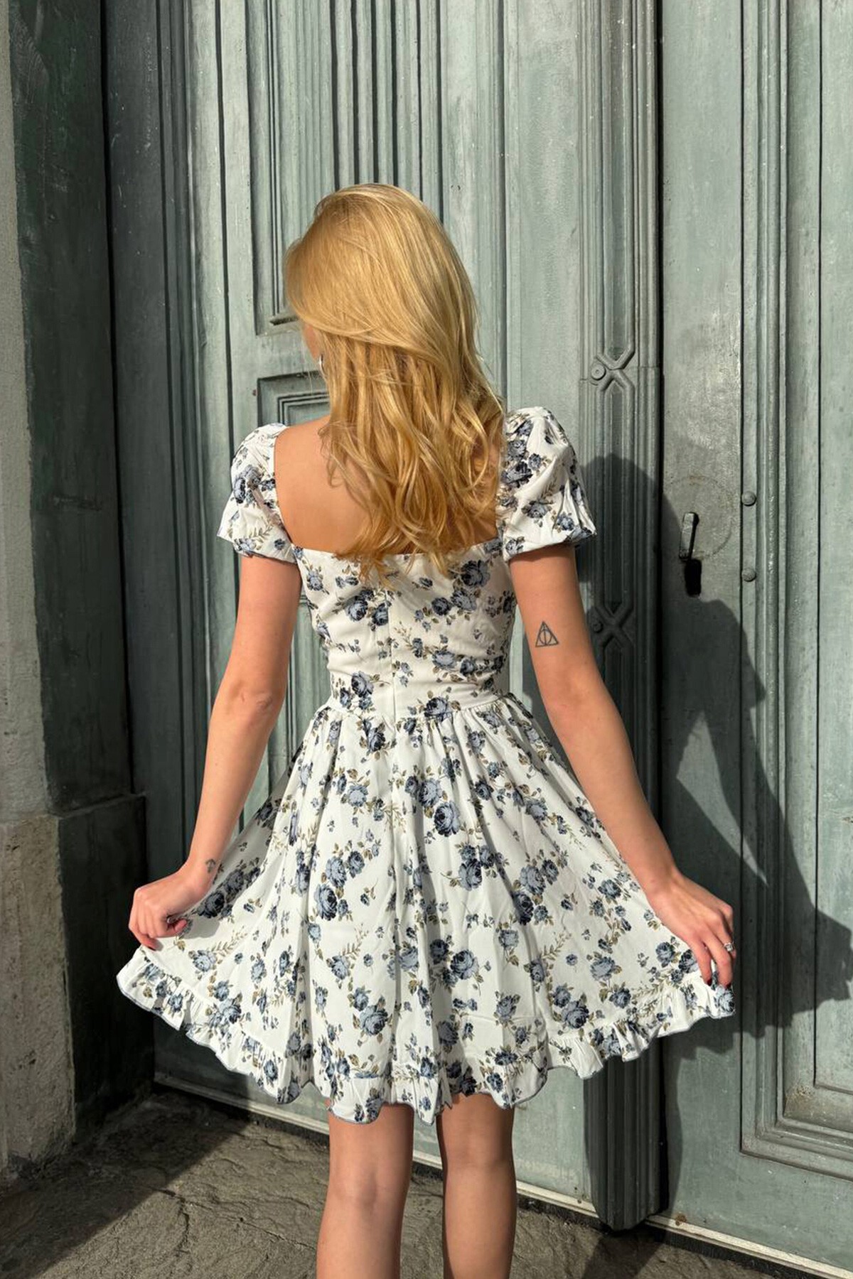 Siyah Fırfır Detaylı Kare Yaka Çiçek Desenli Mini Elbise