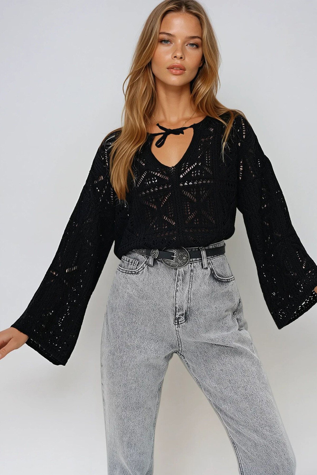 Siyah Geniş Yaka Bağlama Detaylı Ajurlu Triko Bluz