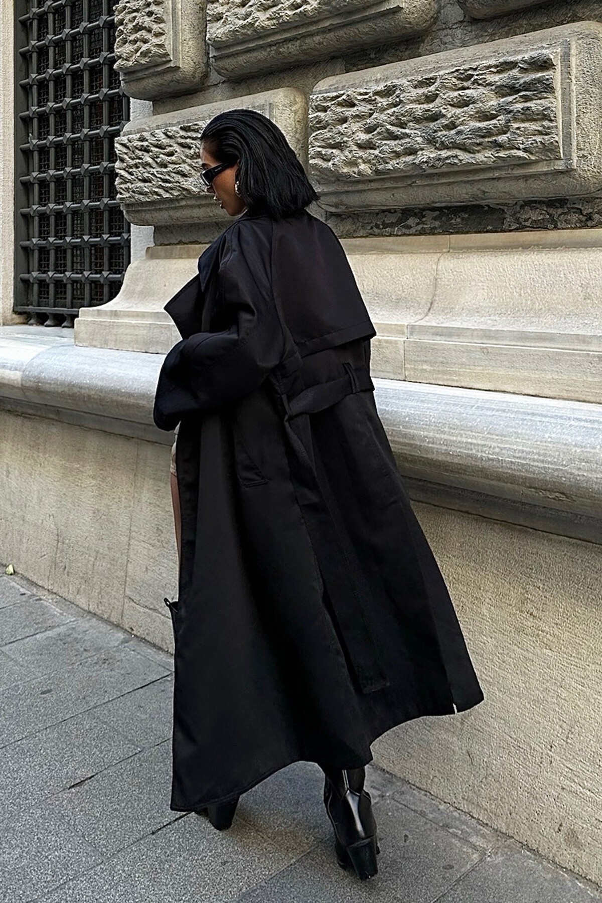 Siyah Geniş Yaka Trençkot