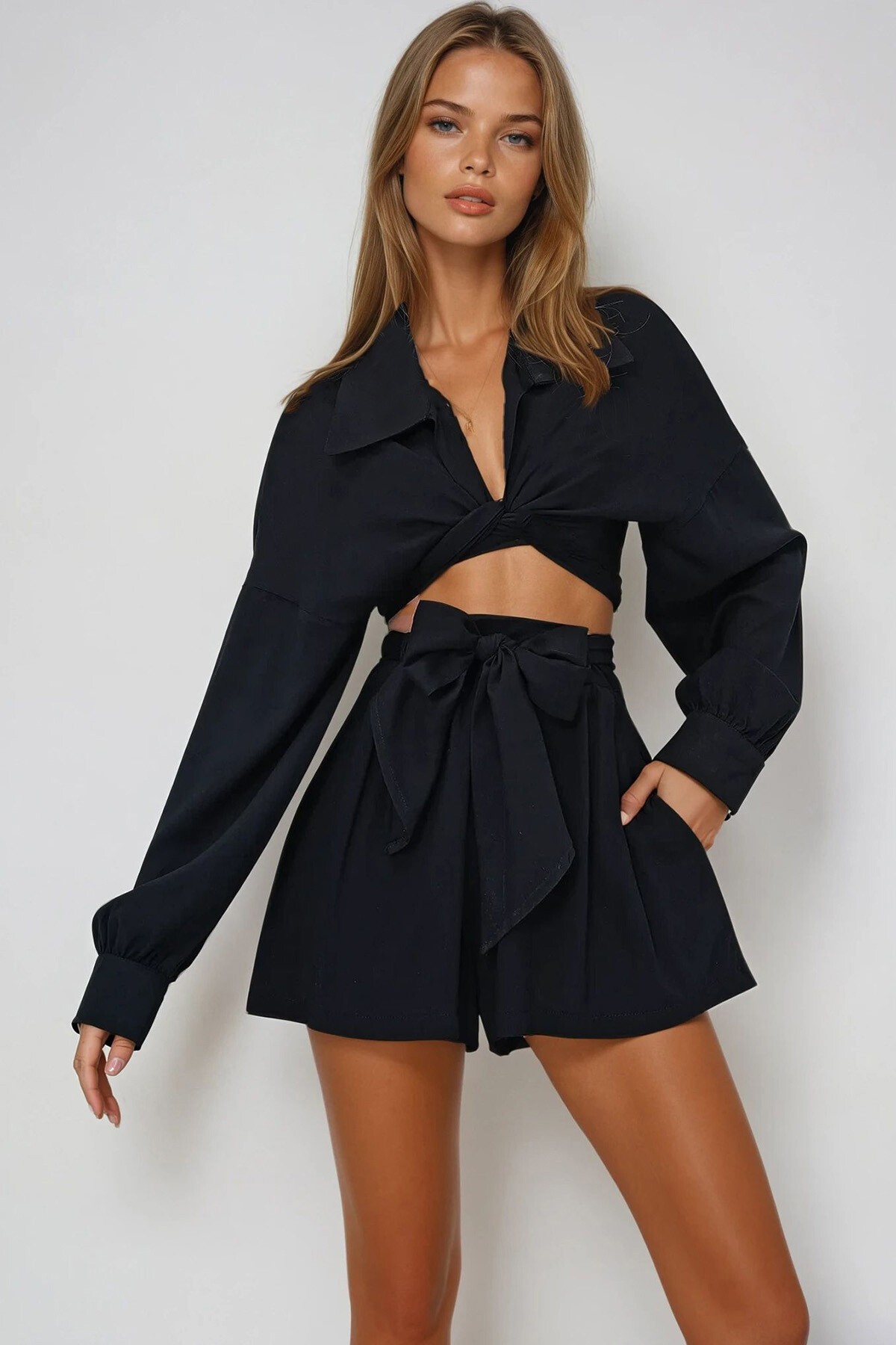 Siyah Gömlek Yaka Bağlama Detaylı Dokuma  Kruvaze Bluz Ve Çift Cepli Şort Takım