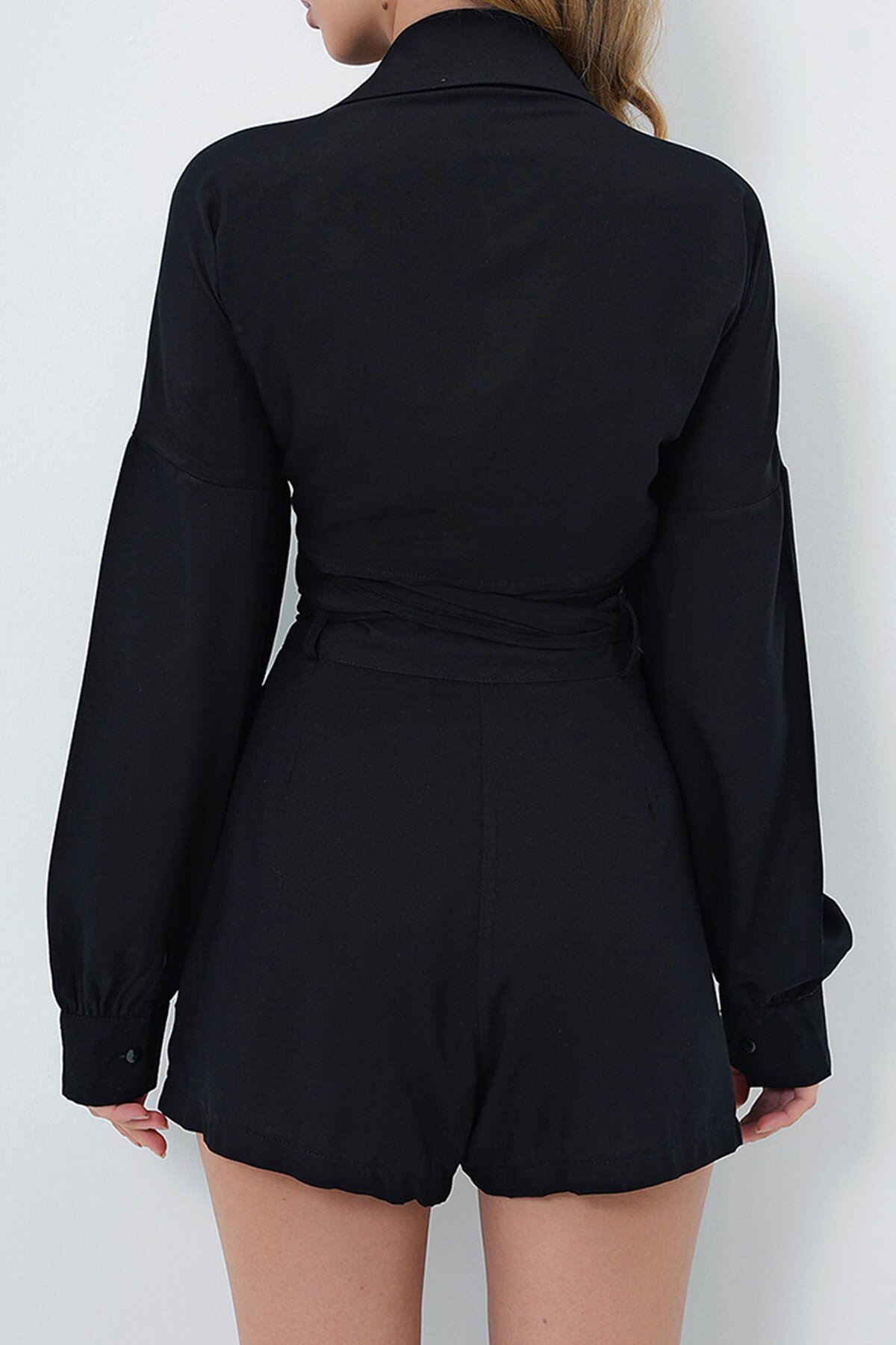 Siyah Gömlek Yaka Bağlama Detaylı Dokuma  Kruvaze Bluz Ve Çift Cepli Şort Takım