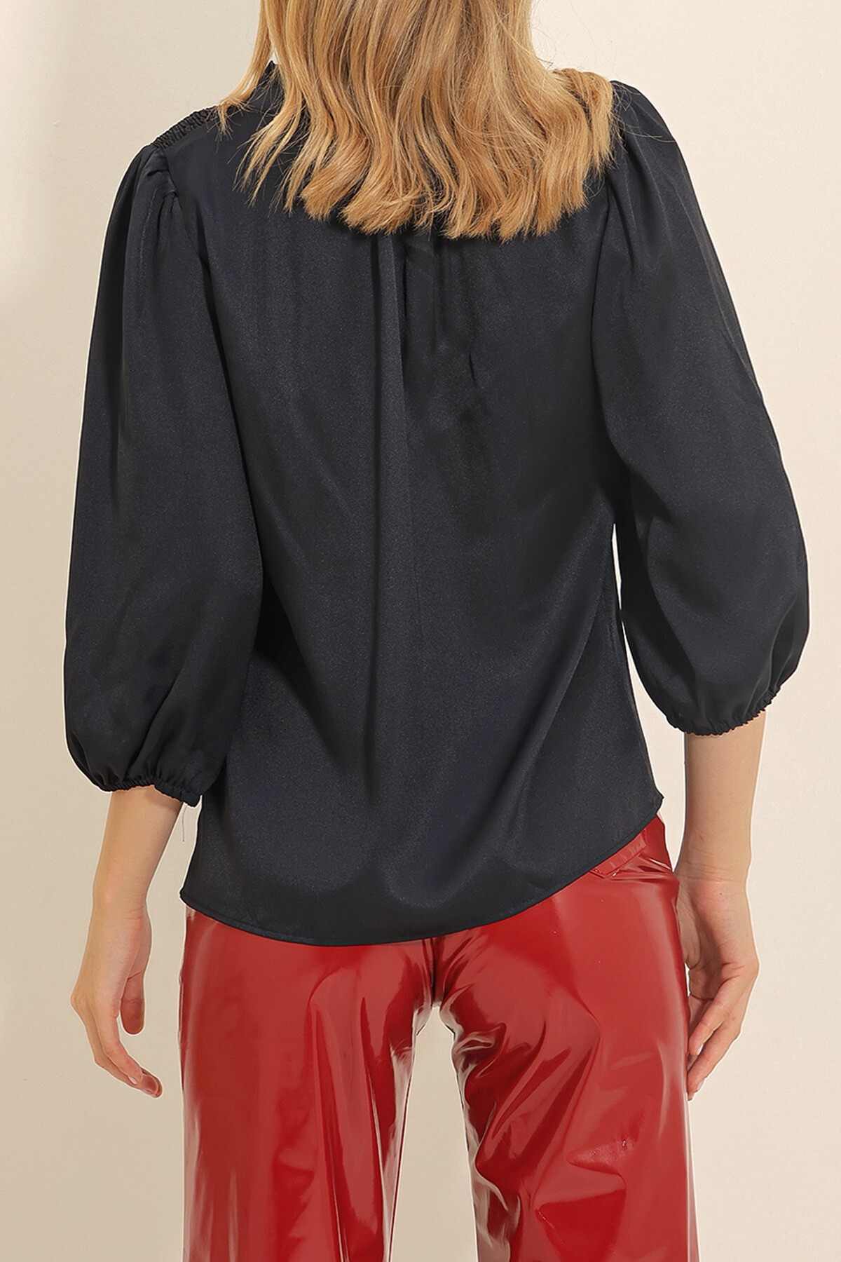 Siyah Hakim Yaka Omuzları Gipeli Balon Kol Düğme Detaylı Saten Bluz