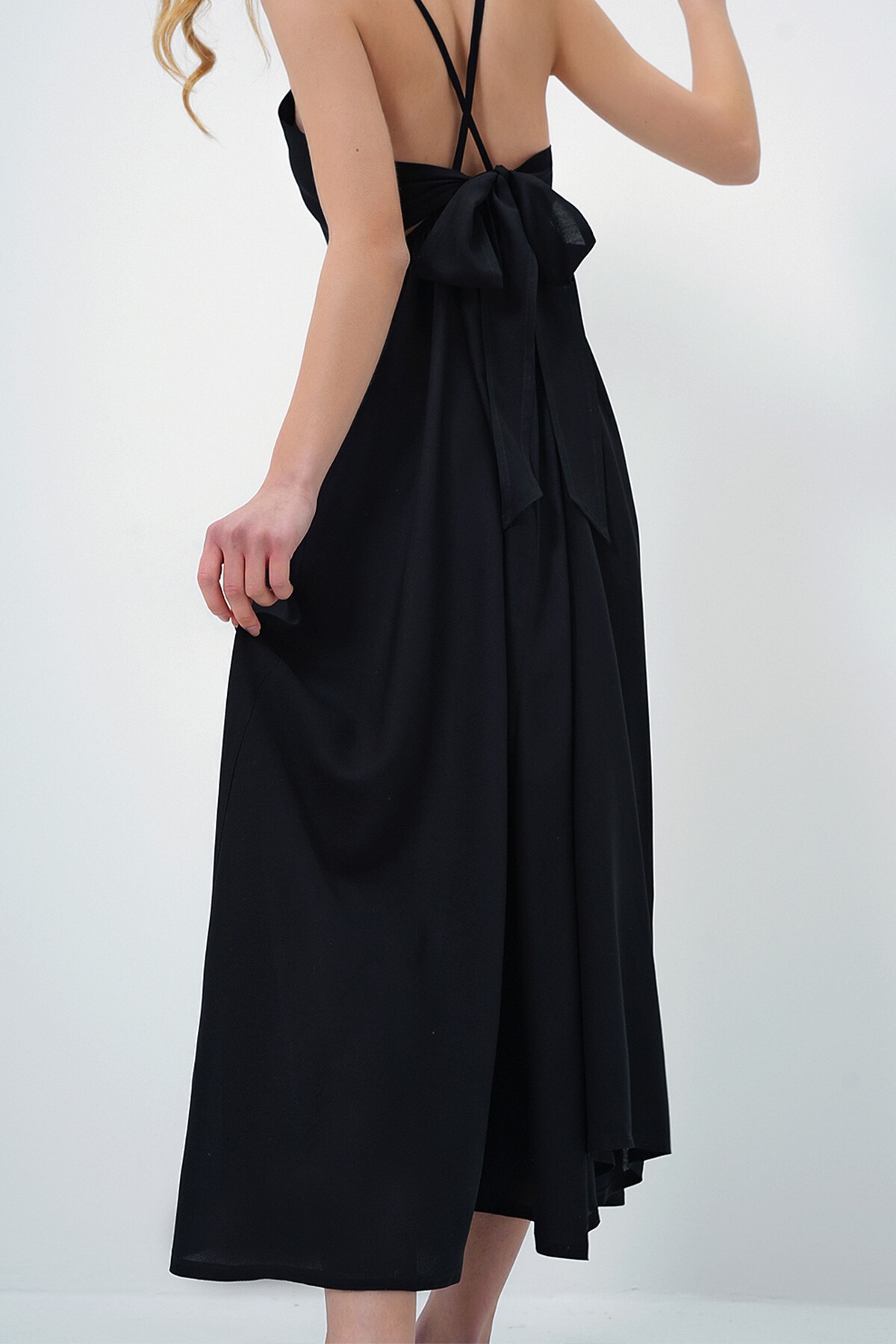 Siyah İp Askılı Sırtı Bağlama Detaylı Maxi Boy Yazlık Elbise