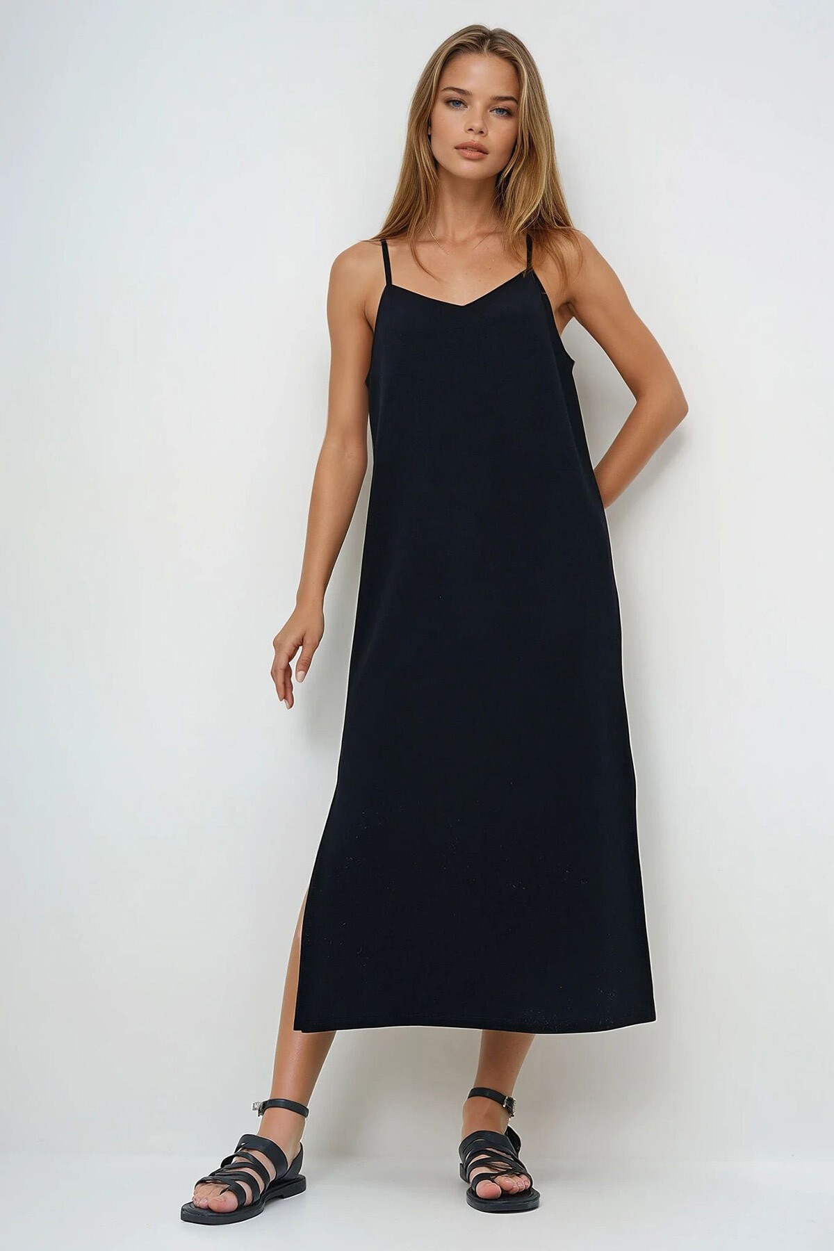 Siyah İp Askılı Yırtmaçlı Yazlık Örme Elbise