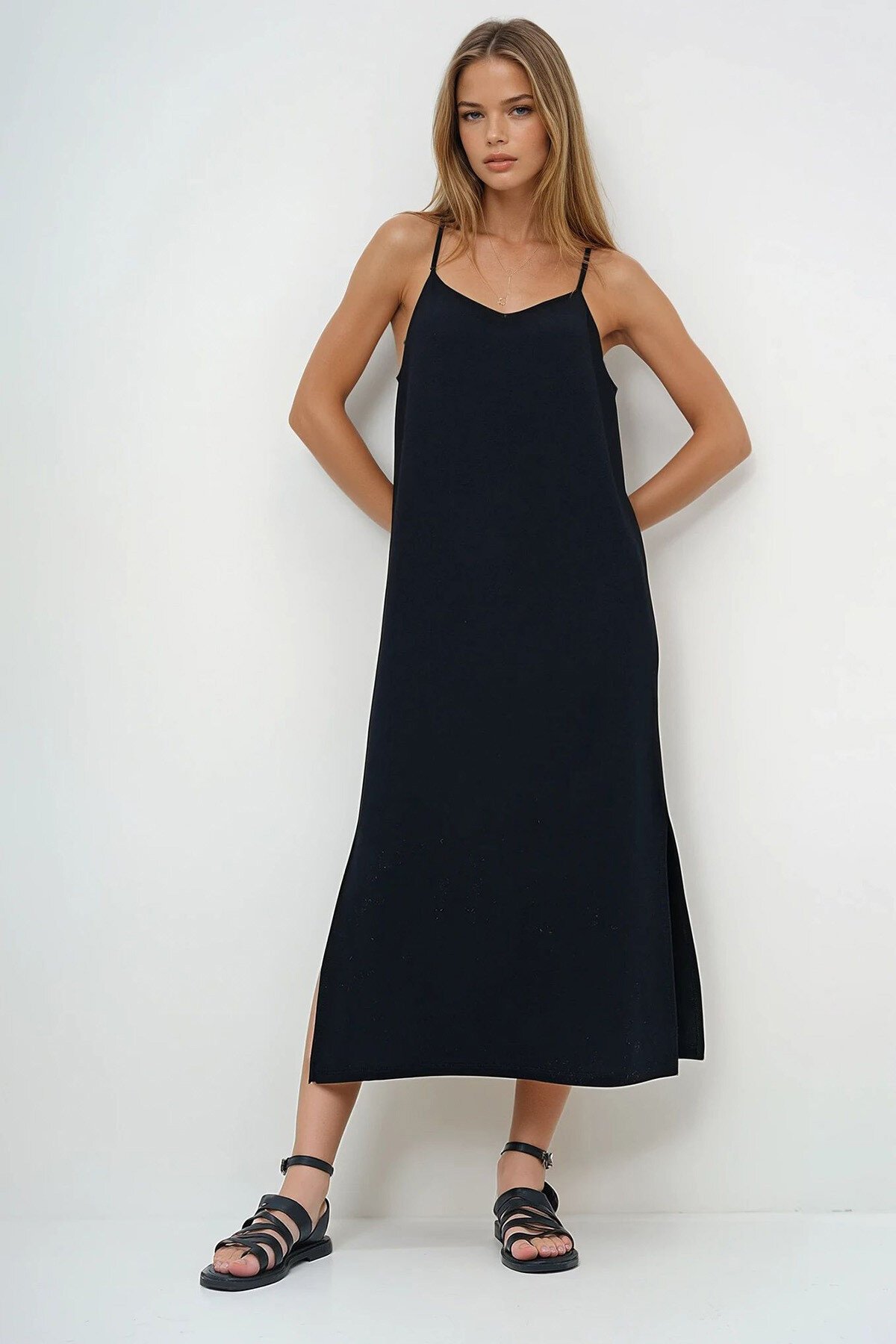 Siyah İp Askılı Yırtmaçlı Yazlık Örme Elbise