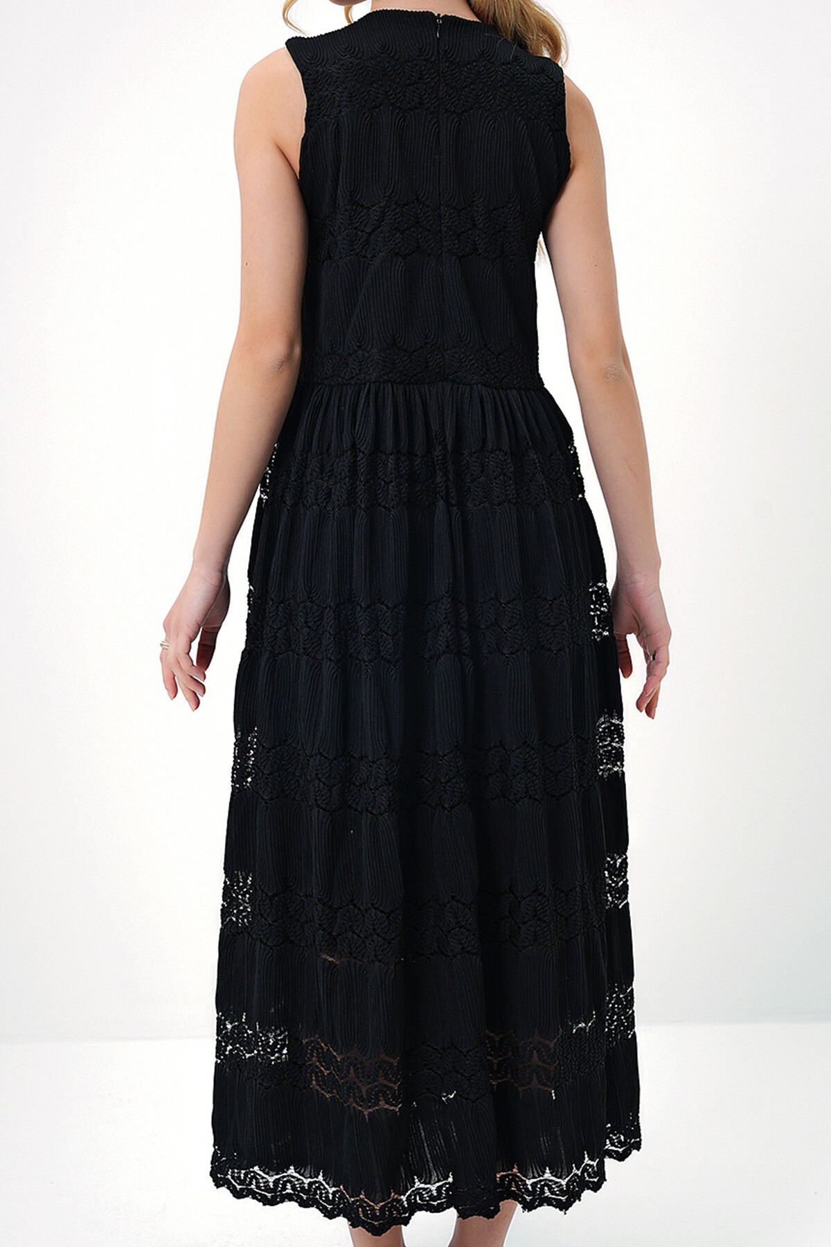 Siyah Kalın Askılı Motif İşlemeli Astarlı Maxi Boy Elbise
