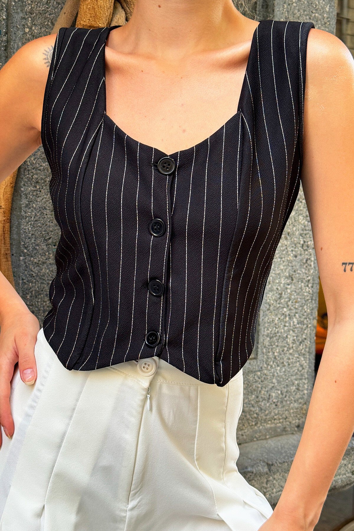 Siyah Kalp Yaka Düğmeli Çizgili Crop Yelek