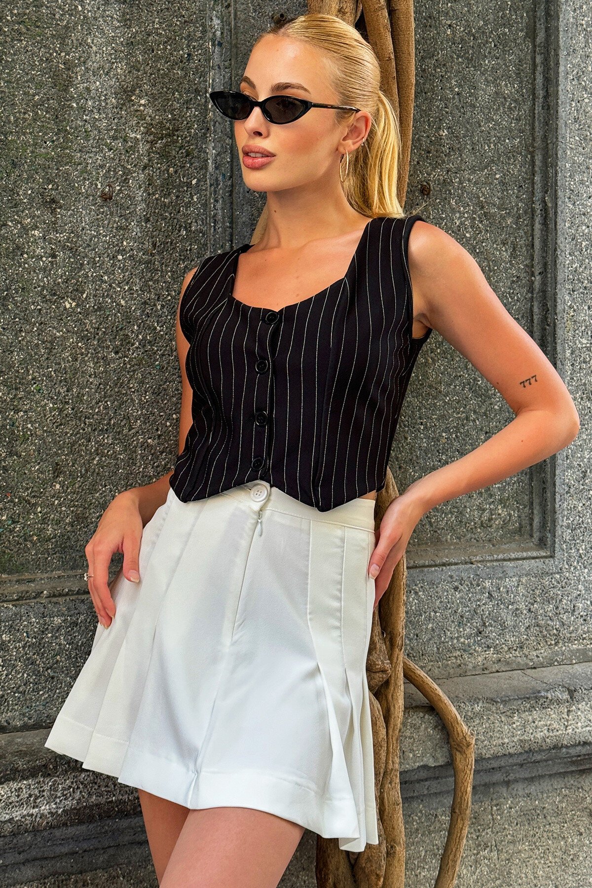 Siyah Kalp Yaka Düğmeli Çizgili Crop Yelek