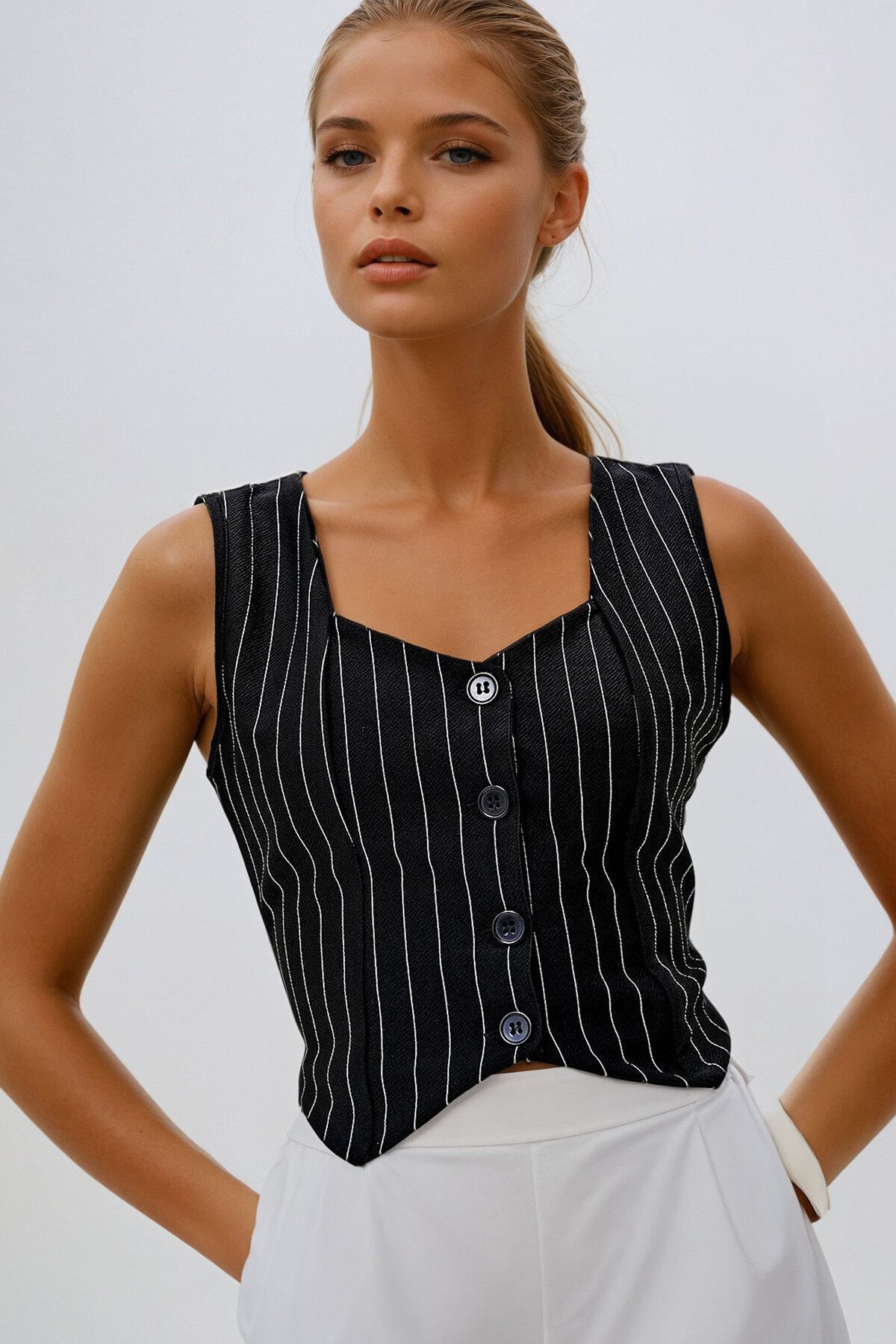 Siyah Kalp Yaka Düğmeli Çizgili Yelek