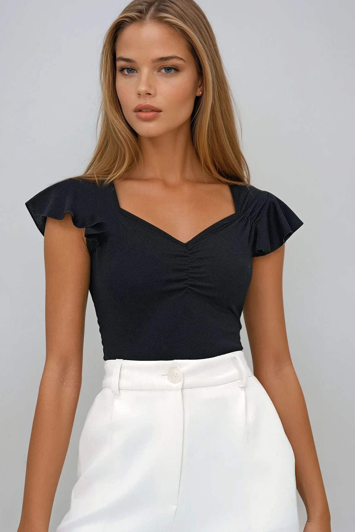 Siyah Kalp Yaka Omuzları Fırfırlı Büzgü Detaylı Örme Krep Bluz