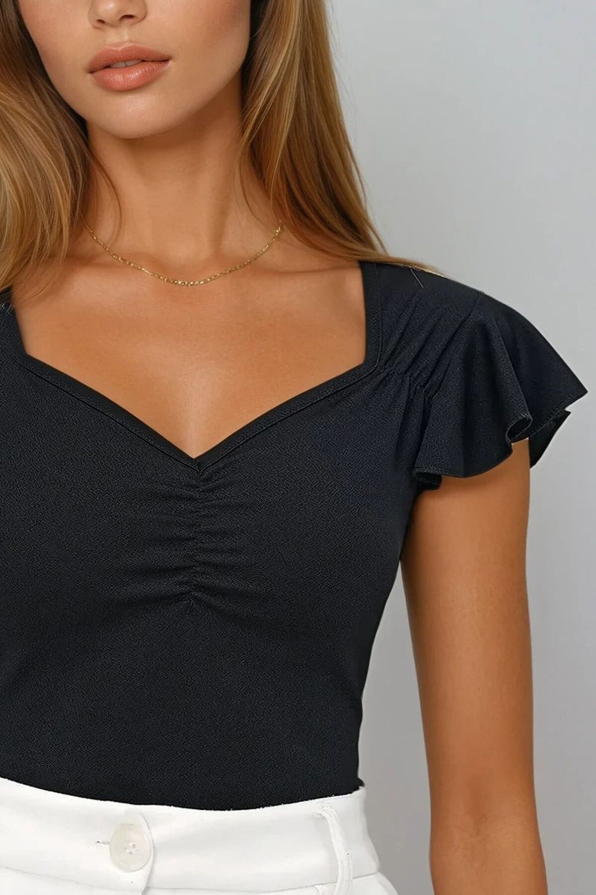 Siyah Kalp Yaka Omuzları Fırfırlı Büzgü Detaylı Örme Krep Bluz