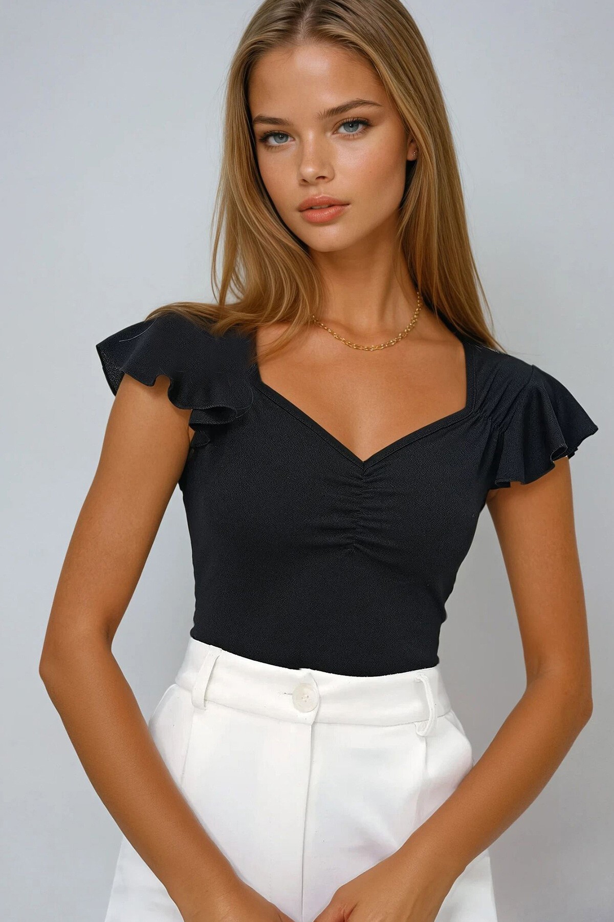 Siyah Kalp Yaka Omuzları Fırfırlı Büzgü Detaylı Örme Krep Bluz