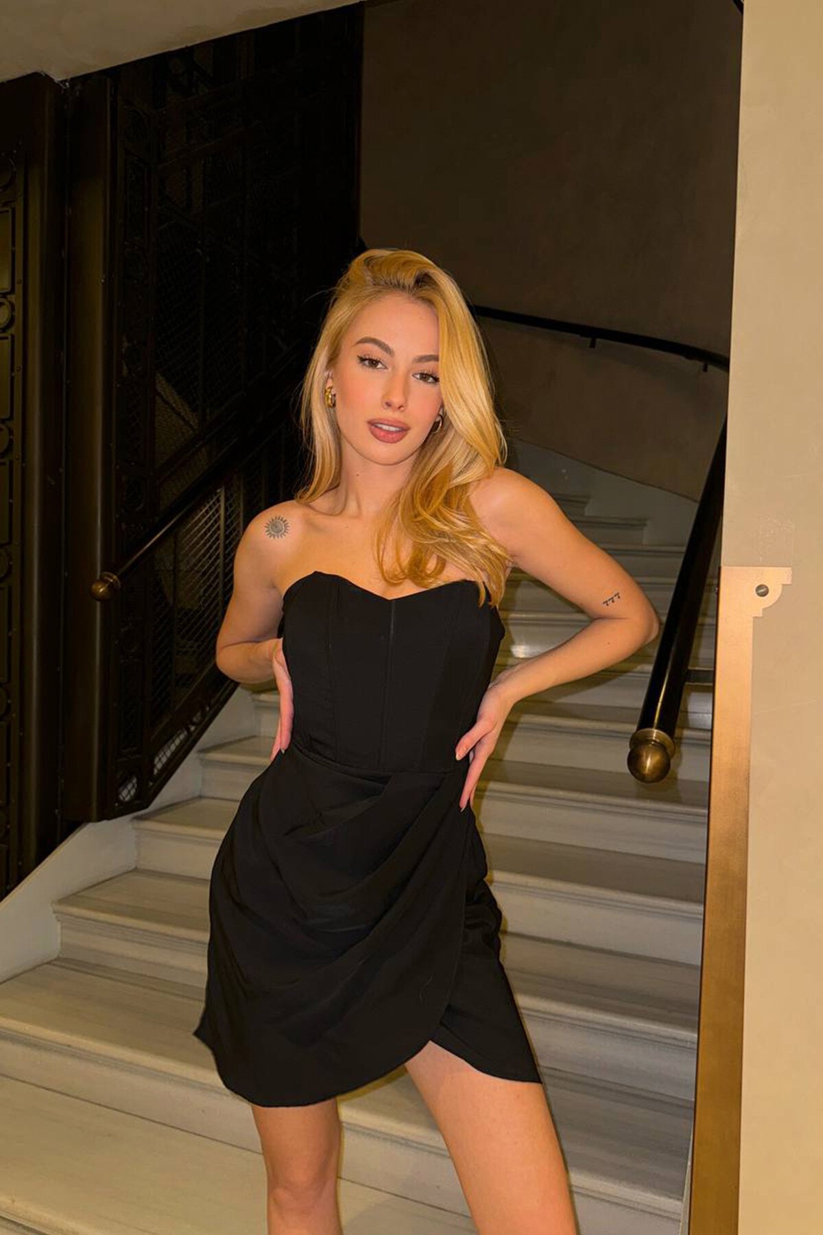 Siyah Kalp Yaka Straplez Eteği Kruvaze Mini Elbise