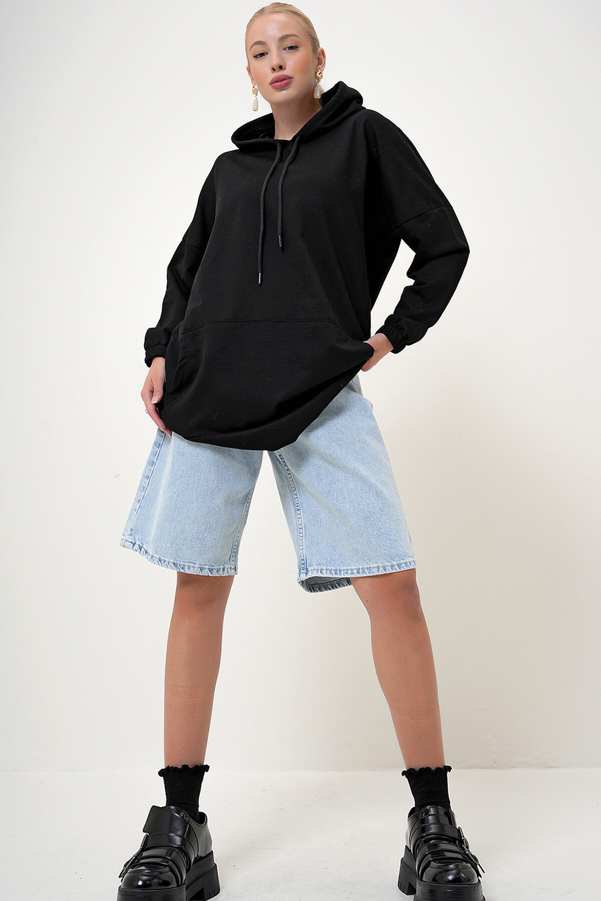 Siyah Kapüşonlu Kanguru Cepli İki İplik Oversize Sweatshirt