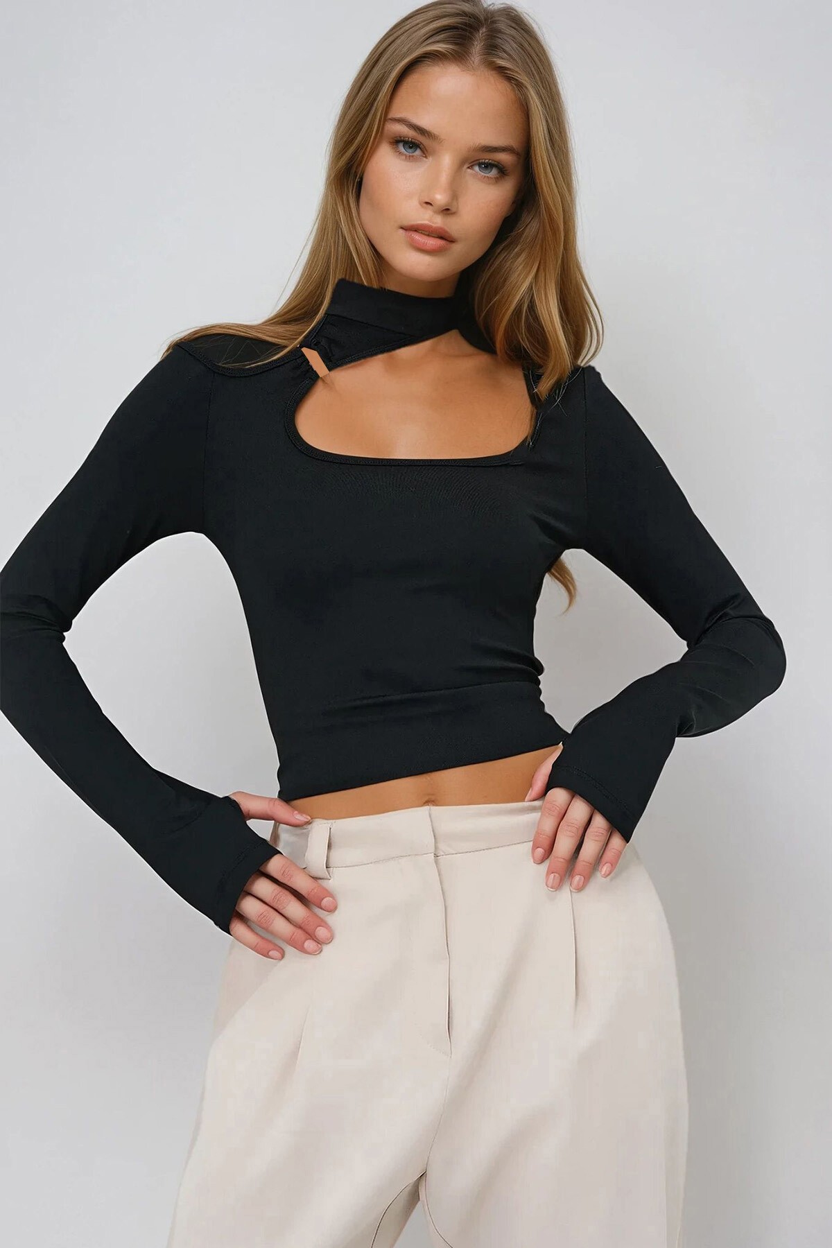 Siyah Kare Yaka Boyun Bantlı Aksesuar Detaylı Scuba Kumaş Bluz