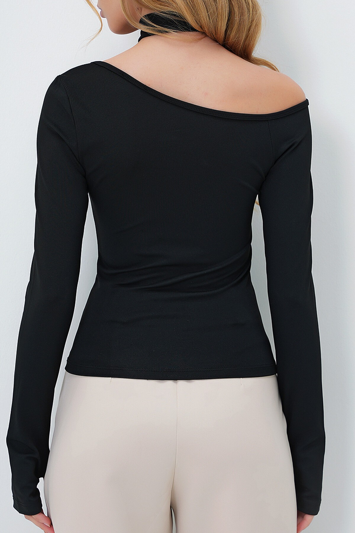 Siyah Kare Yaka Boyun Bantlı Aksesuar Detaylı Scuba Kumaş Bluz