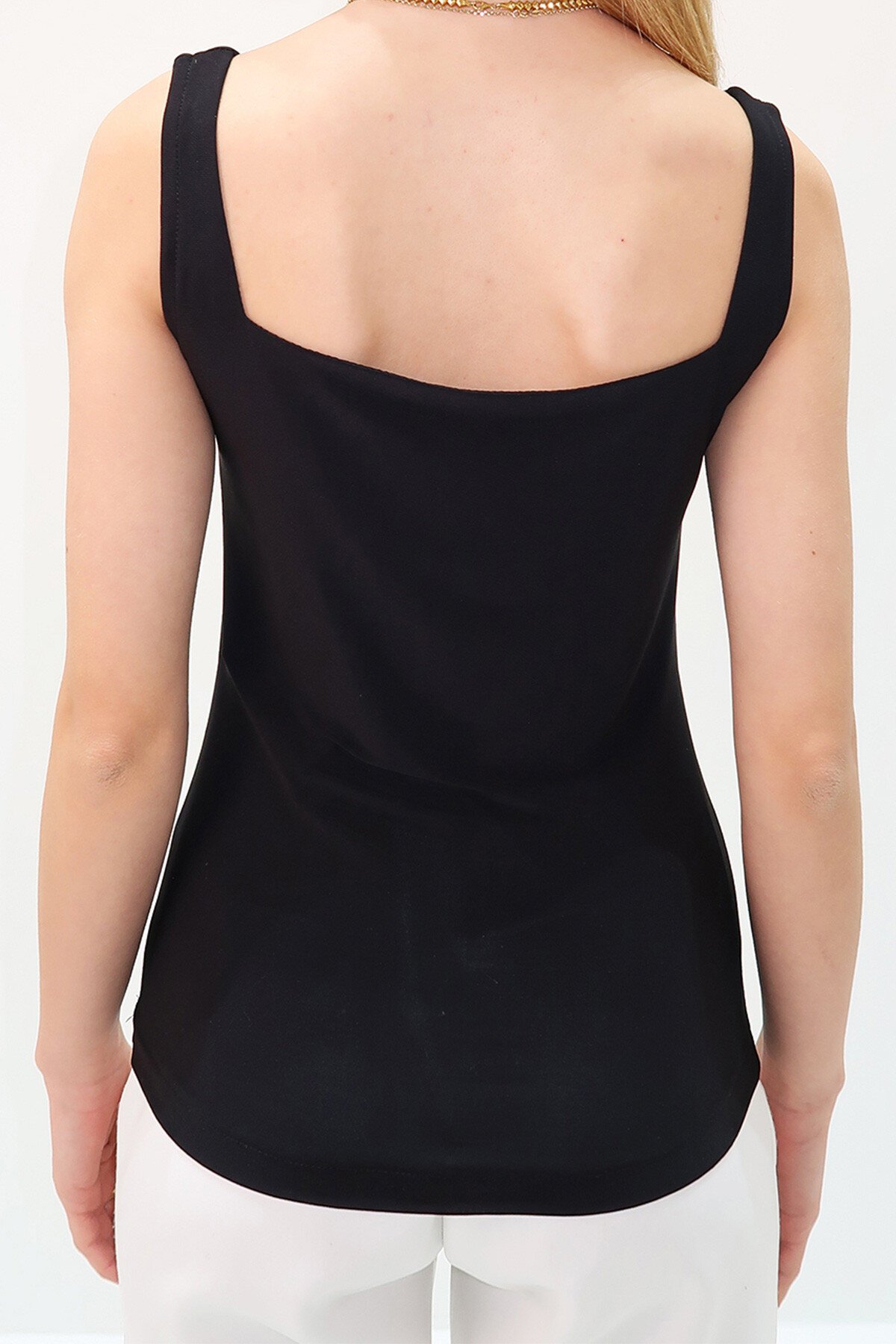 Siyah Kare Yaka İnce Askılı Sandy Kumaş Bluz