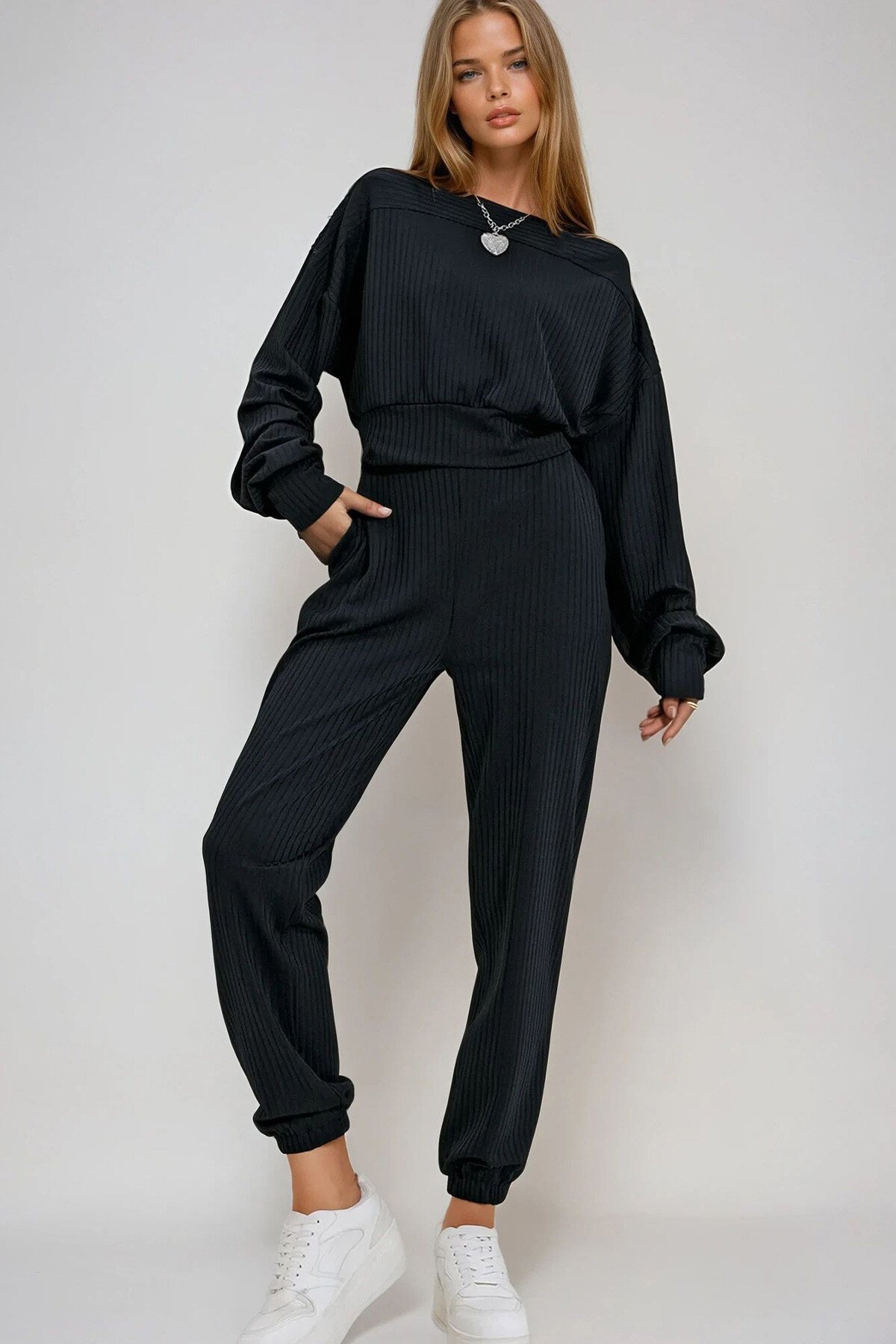 Siyah Kayık Yaka Düğme Detaylı Crop Üst Ve Jogging Pantolon İkili Takım