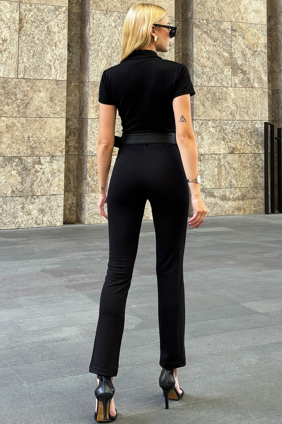 Siyah Kruvaze Yaka Kaplama Kemerli Tulum