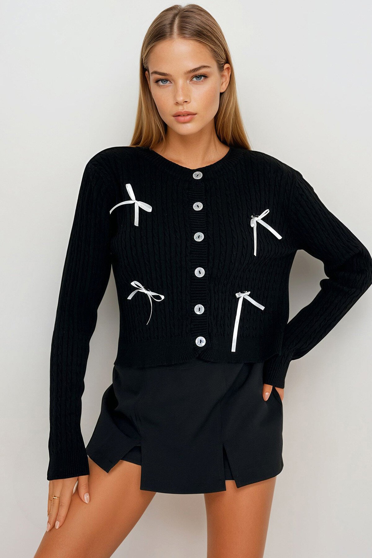 Siyah Kurdela Detay Triko Hırka