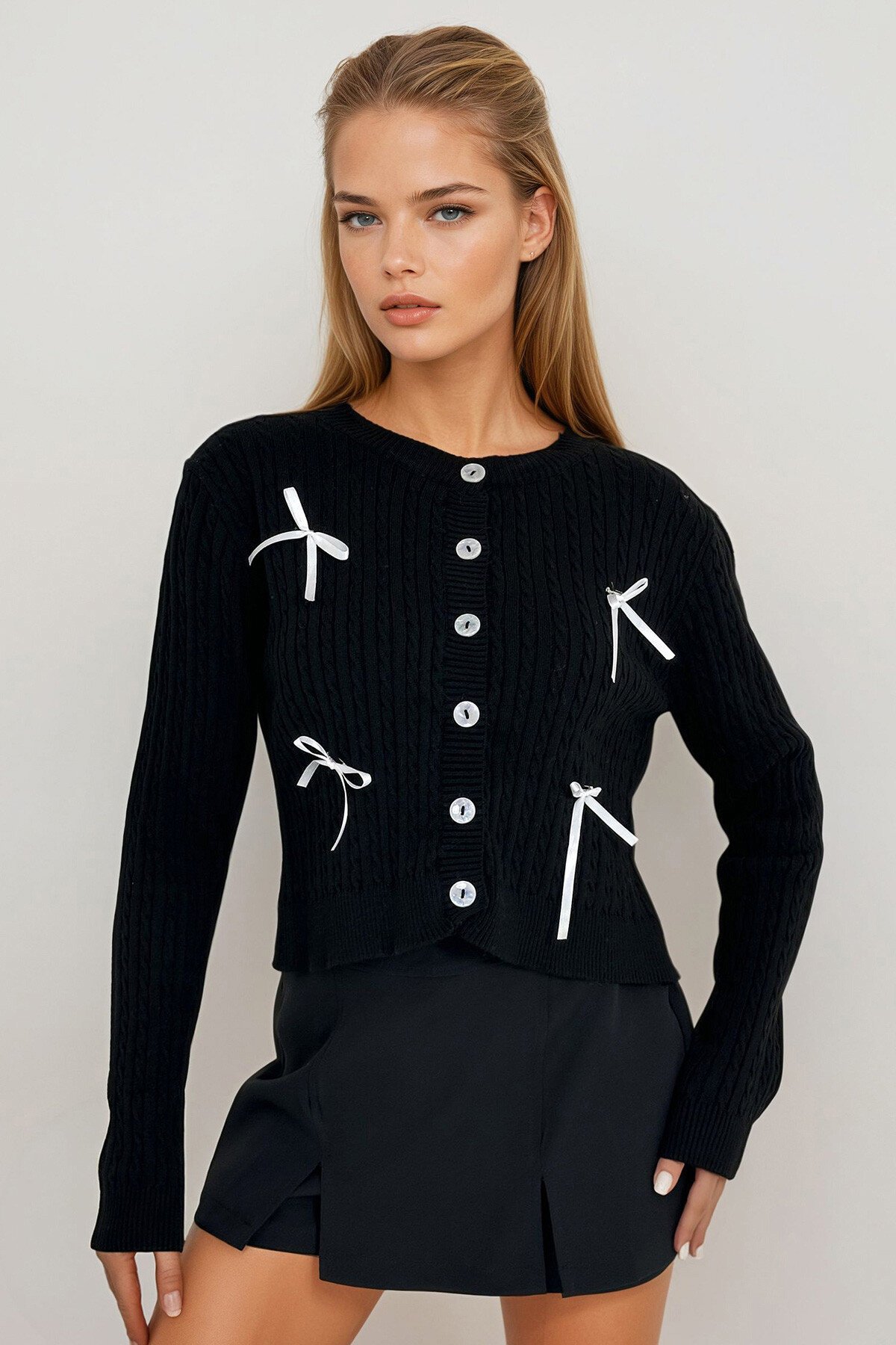 Siyah Kurdela Detay Triko Hırka