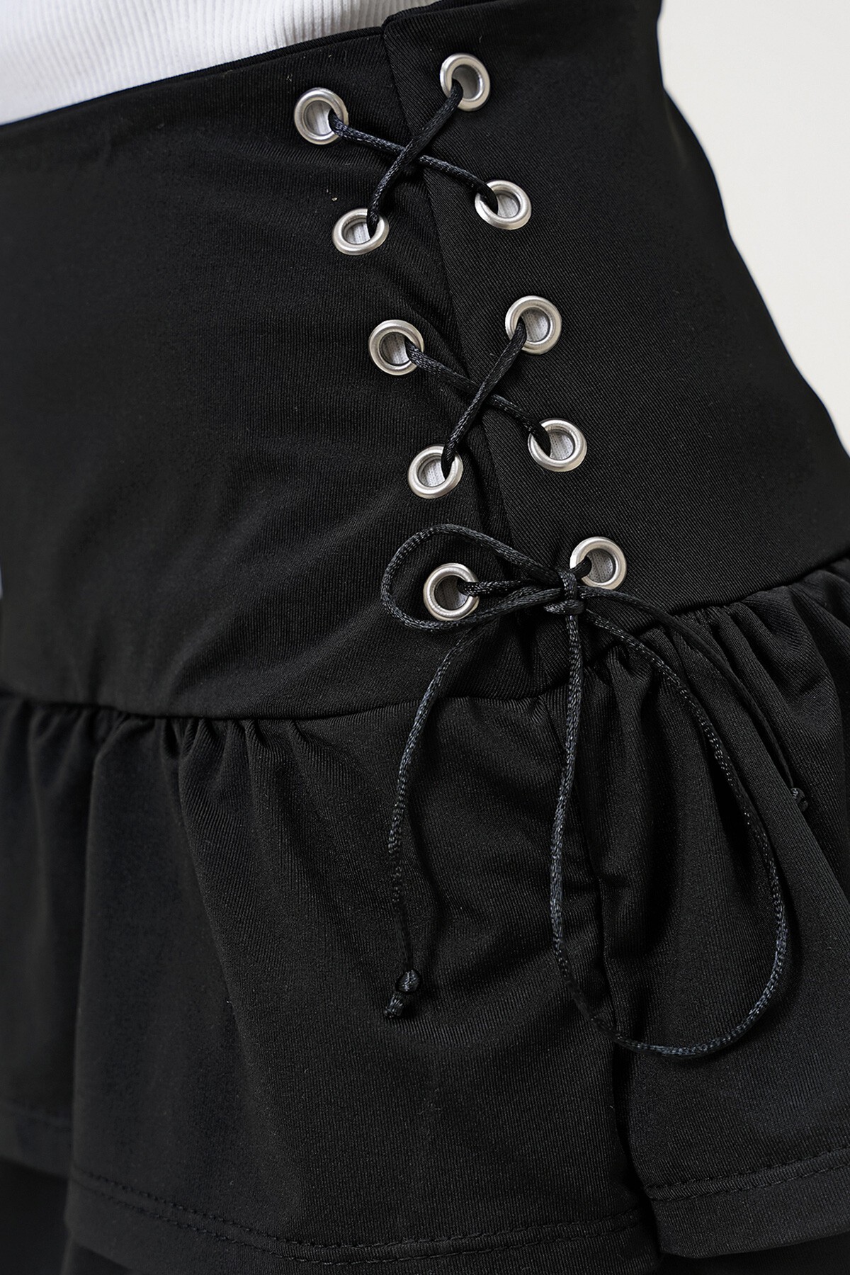 Siyah Kuş Gözü Bağlama Detaylı Kat Kat Volanlı Dokuma Etek