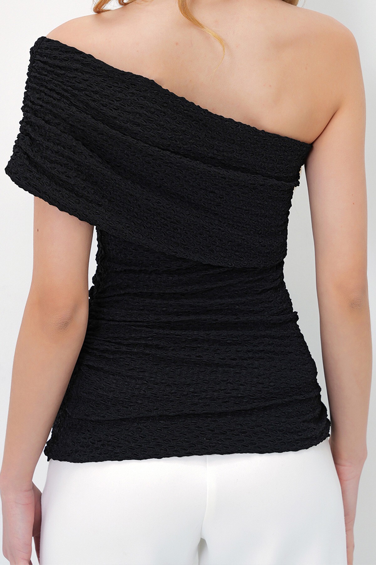 Siyah Madonna Yaka Beli Drapeli Gofre Kumaş Bluz