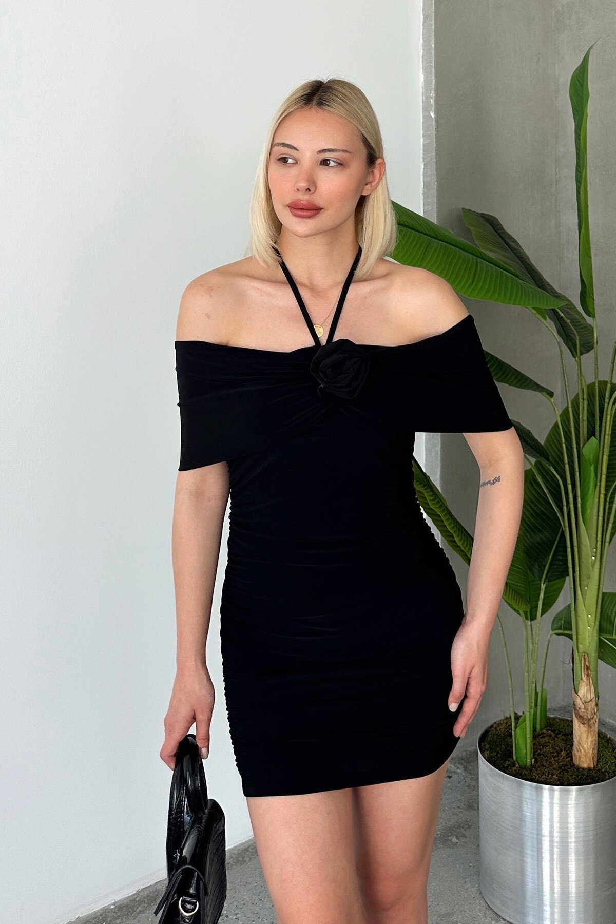 Siyah Madonna Yaka Boyundan Bağlamalı Drapeli Broş Detaylı Elbise