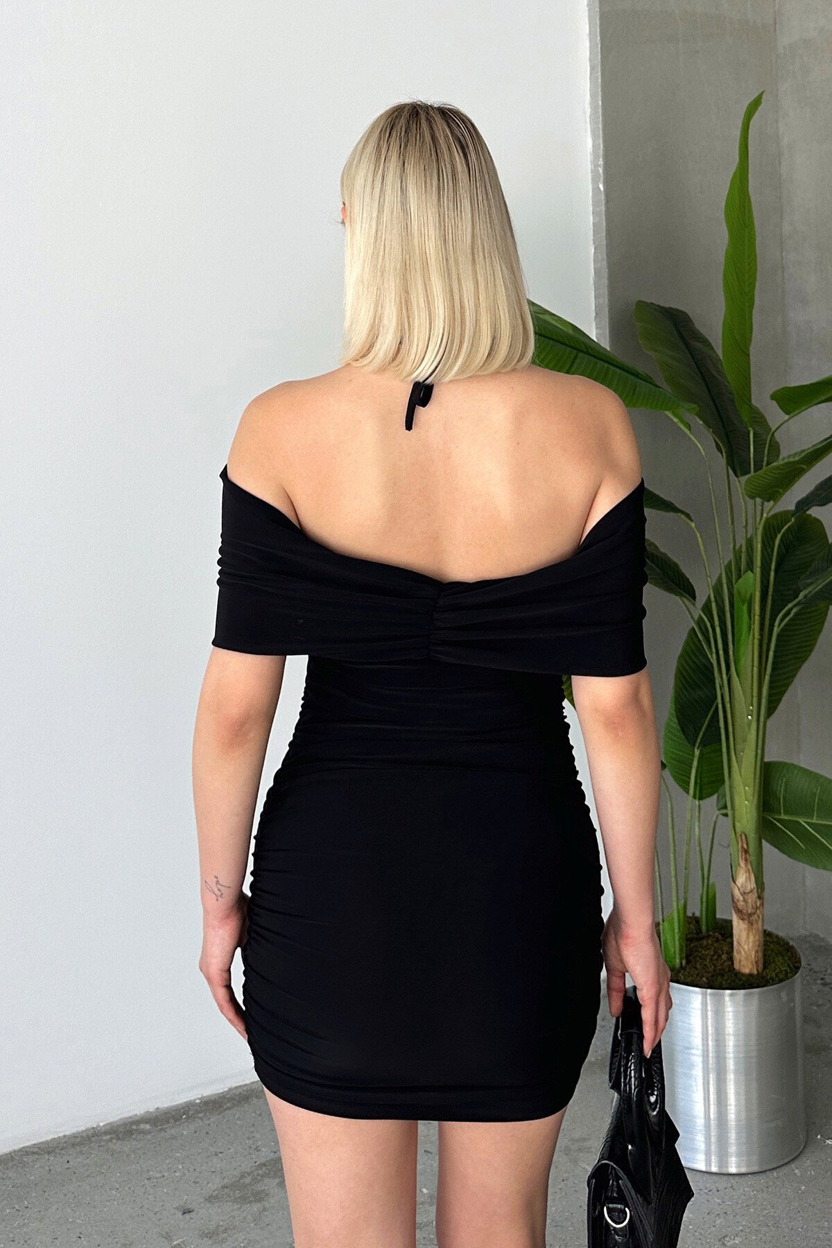 Siyah Madonna Yaka Boyundan Bağlamalı Drapeli Broş Detaylı Elbise