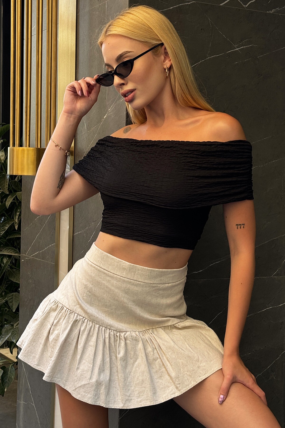 Siyah Madonna Yaka Bürümcük Crop Bluz