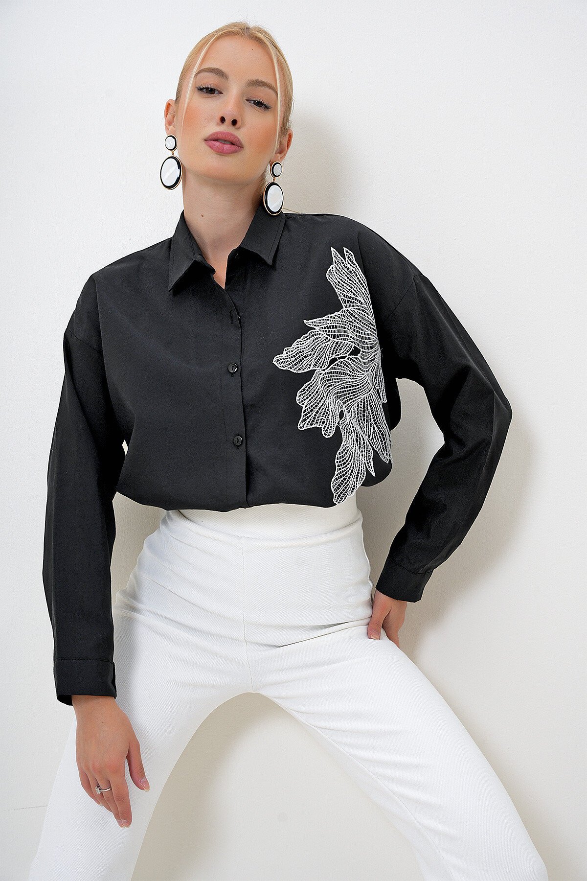 Siyah Nakışlı Oversize Uzun Dokuma Gömlek