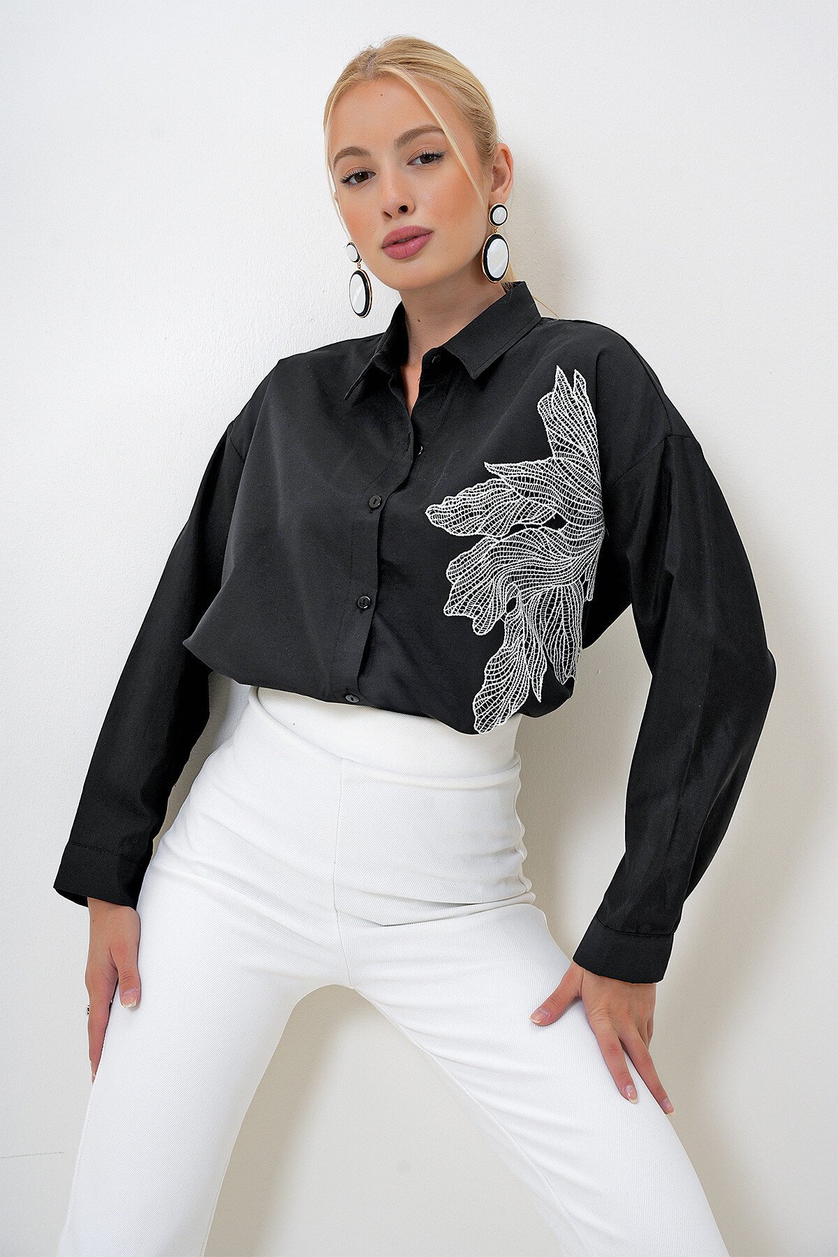 Siyah Nakışlı Oversize Uzun Dokuma Gömlek