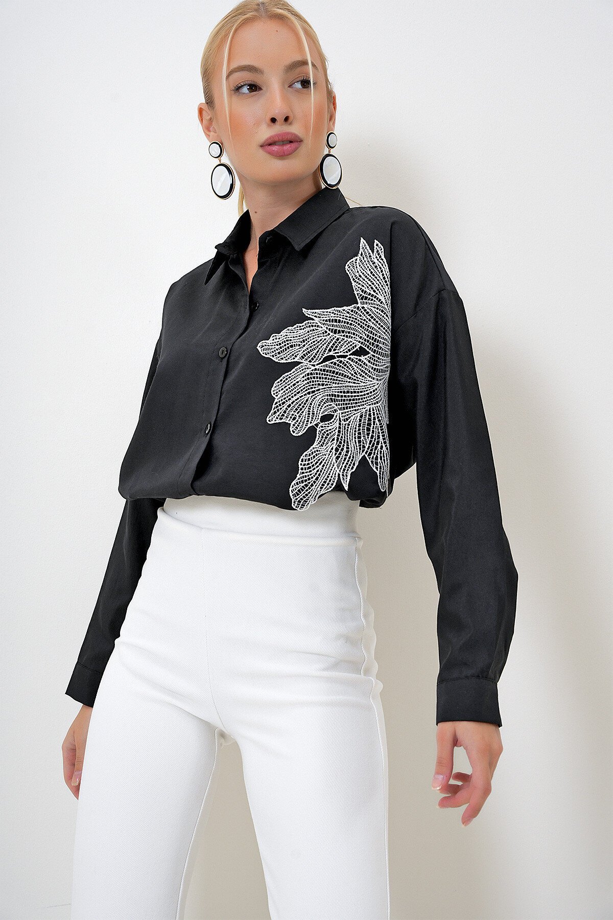 Siyah Nakışlı Oversize Uzun Dokuma Gömlek