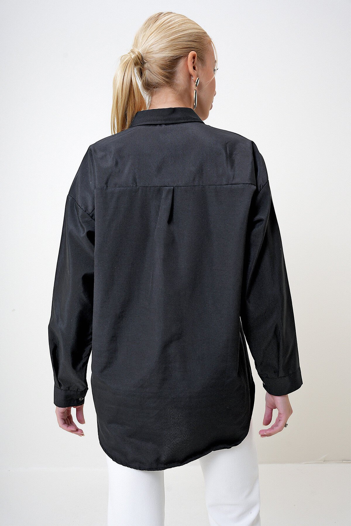 Siyah Nakışlı Oversize Uzun Dokuma Gömlek