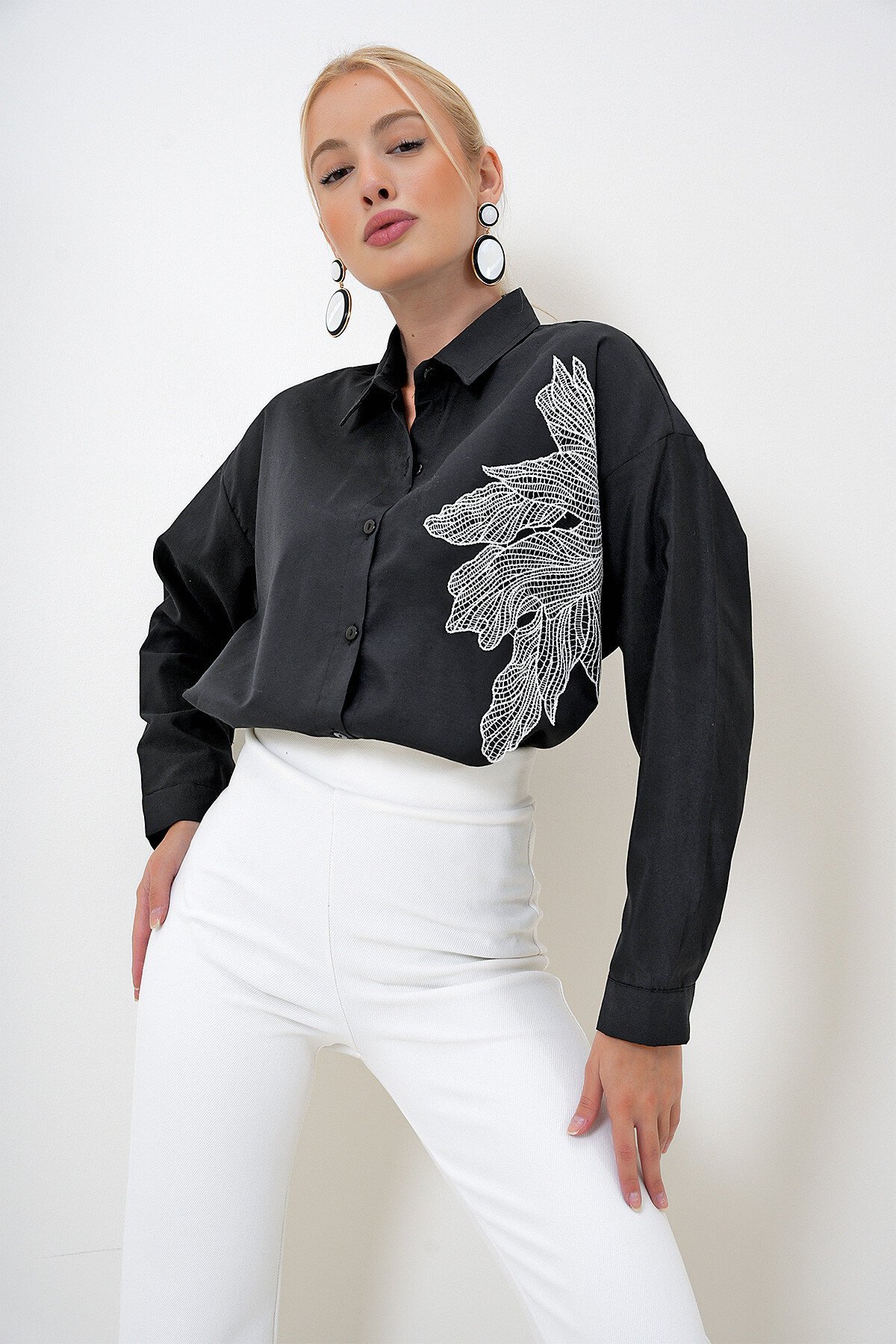 Siyah Nakışlı Oversize Uzun Dokuma Gömlek