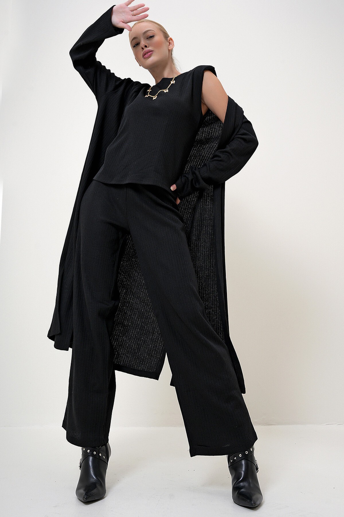 Siyah Omuzu Vatkalı Bisiklet Yaka Bluz Pantolon Ve Hırkalı Set Takım