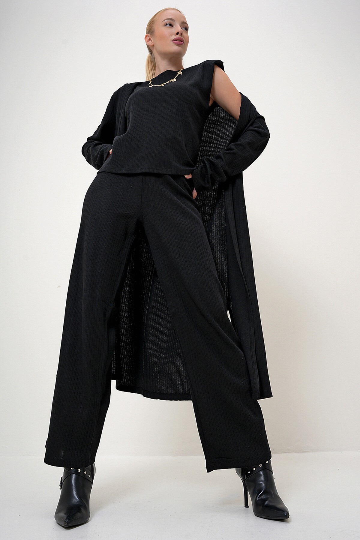 Siyah Omuzu Vatkalı Bisiklet Yaka Bluz Pantolon Ve Hırkalı Set Takım
