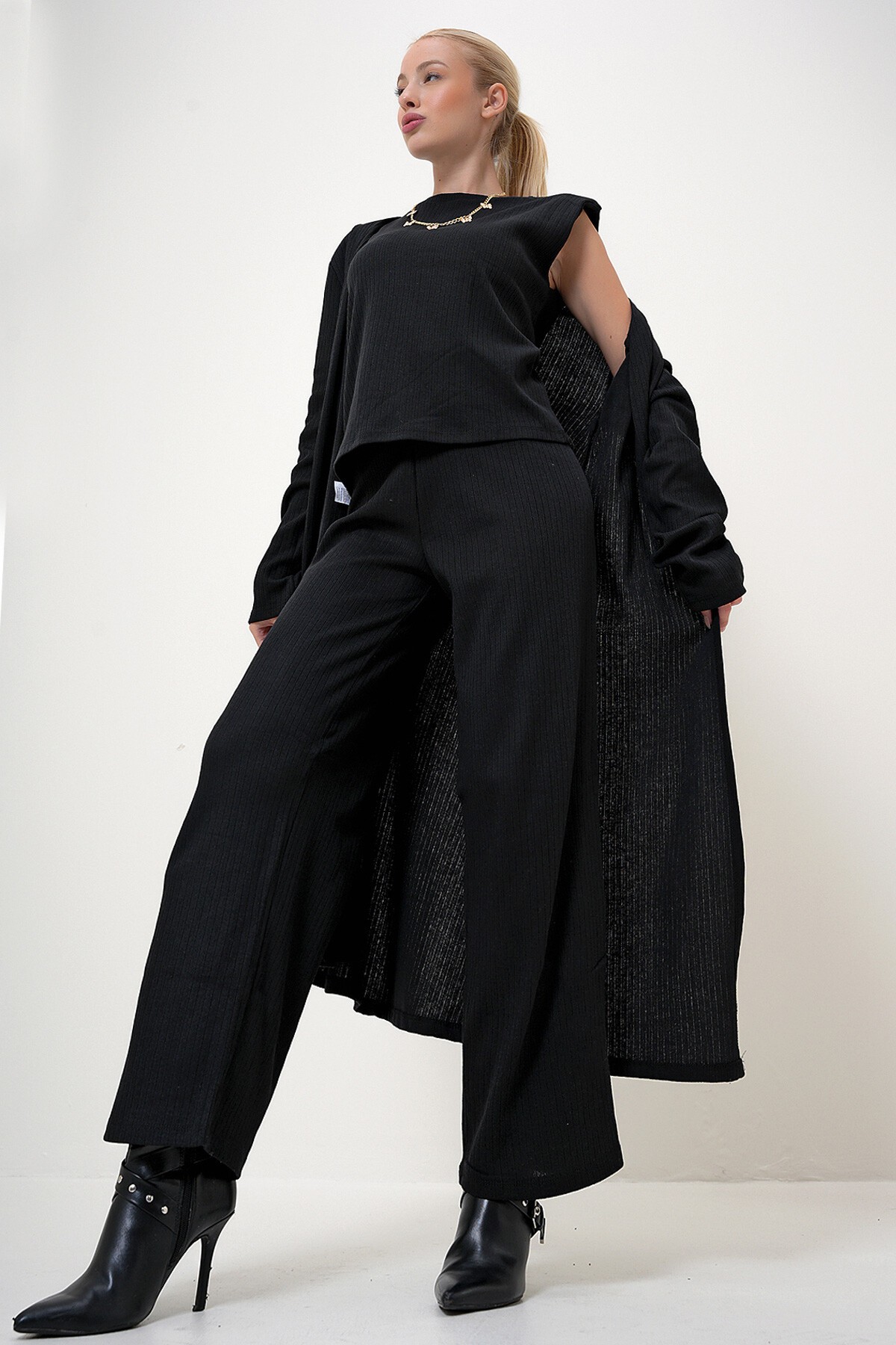 Siyah Omuzu Vatkalı Bisiklet Yaka Bluz Pantolon Ve Hırkalı Set Takım