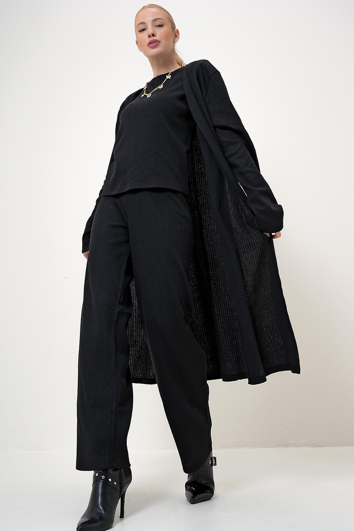 Siyah Omuzu Vatkalı Bisiklet Yaka Bluz Pantolon Ve Hırkalı Set Takım