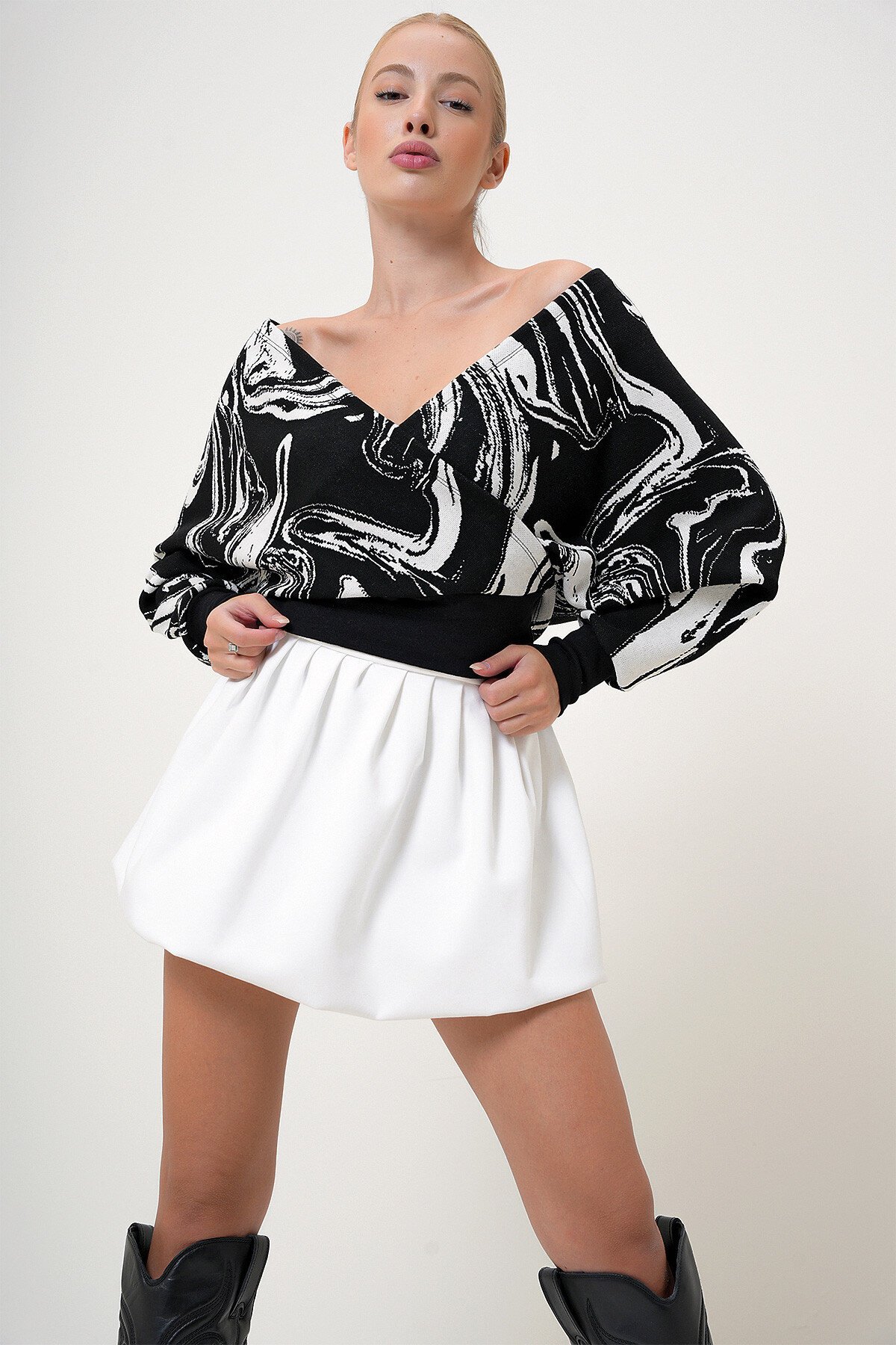 Siyah Ön Arka V Yaka Kruvaze Desenli Bluz