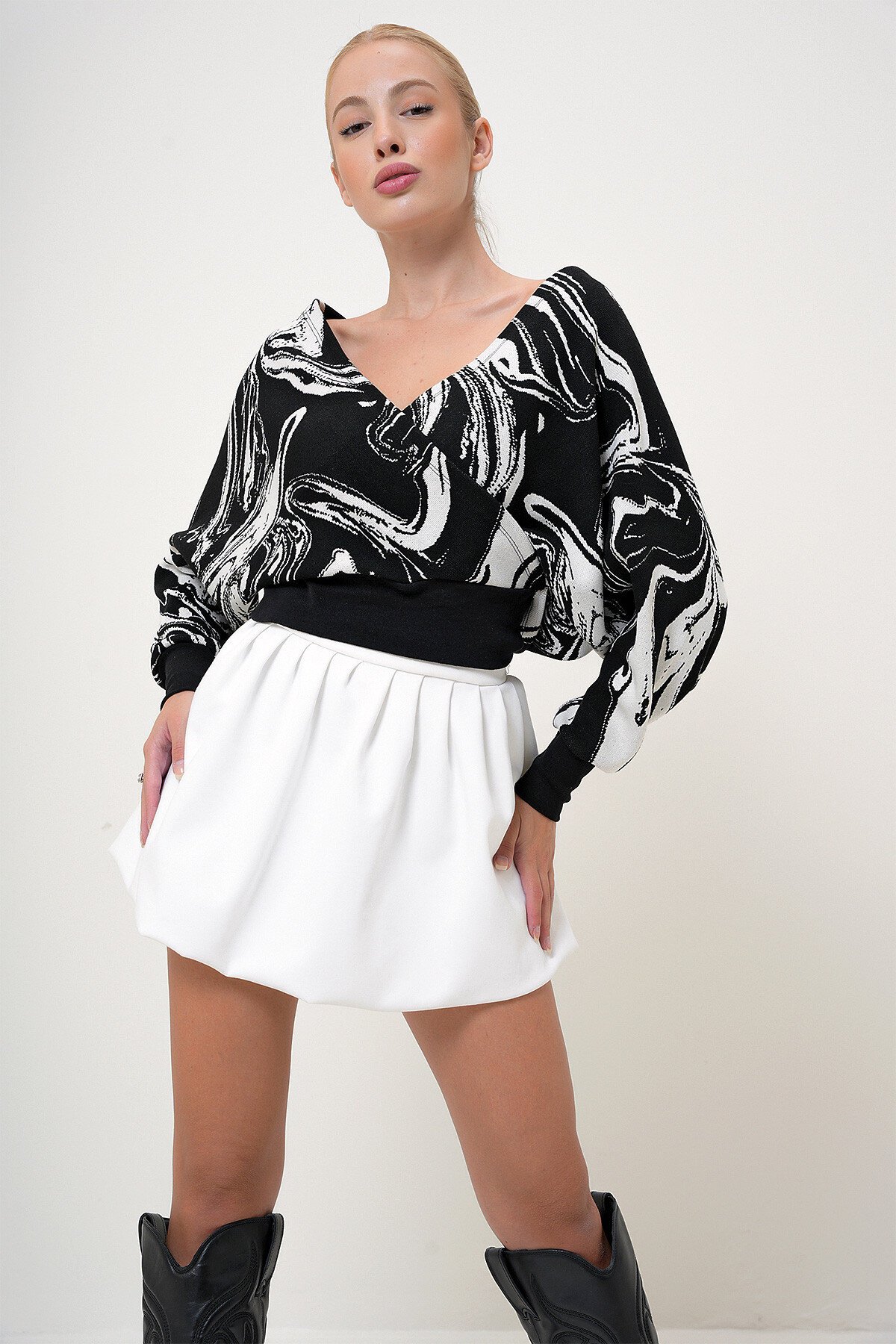 Siyah Ön Arka V Yaka Kruvaze Desenli Bluz