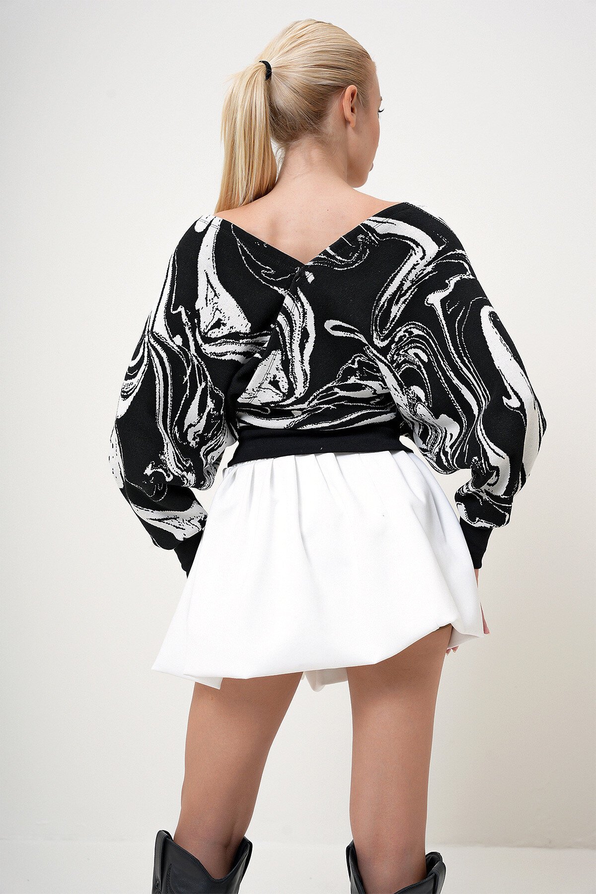 Siyah Ön Arka V Yaka Kruvaze Desenli Bluz