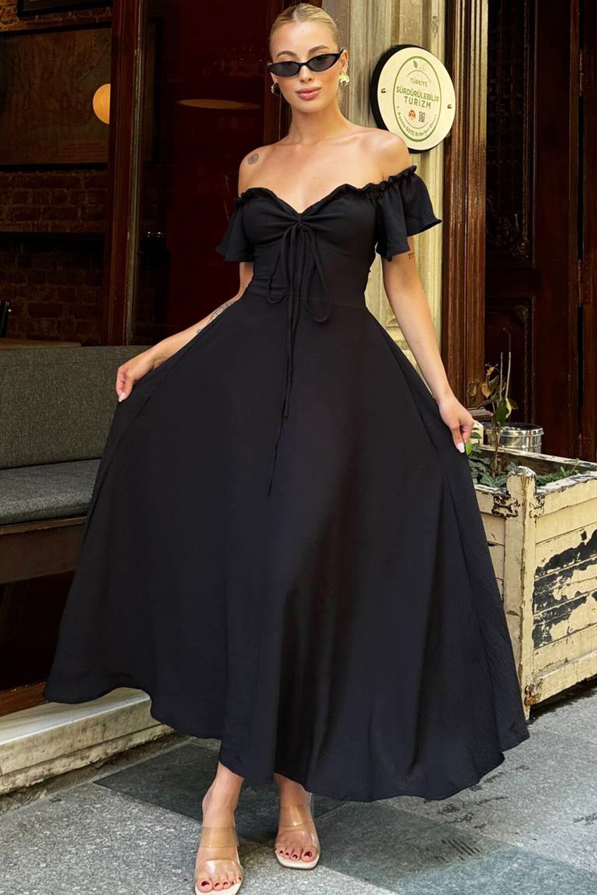 Siyah Önü Bağlamalı Madonna Yaka Sırt Detaylı Maxi Boy Elbise