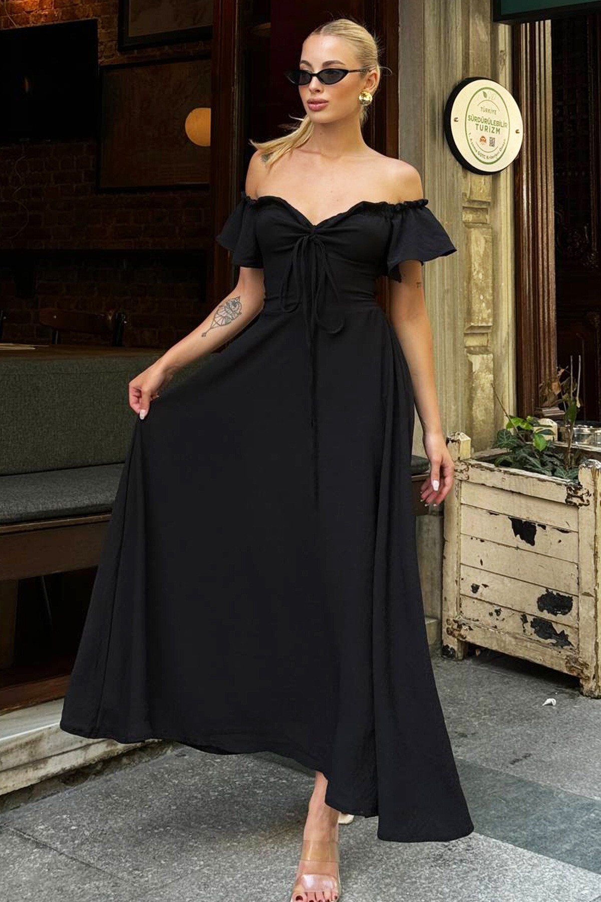 Siyah Önü Bağlamalı Madonna Yaka Sırt Detaylı Maxi Boy Elbise