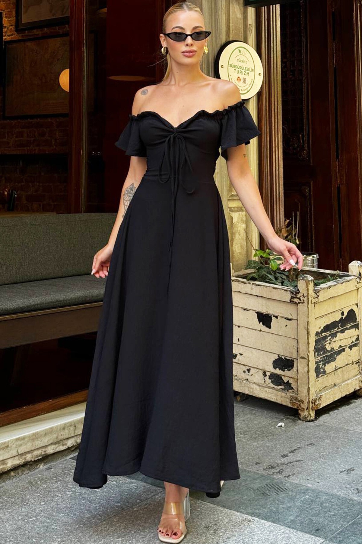 Siyah Önü Bağlamalı Madonna Yaka Sırt Detaylı Maxi Boy Elbise